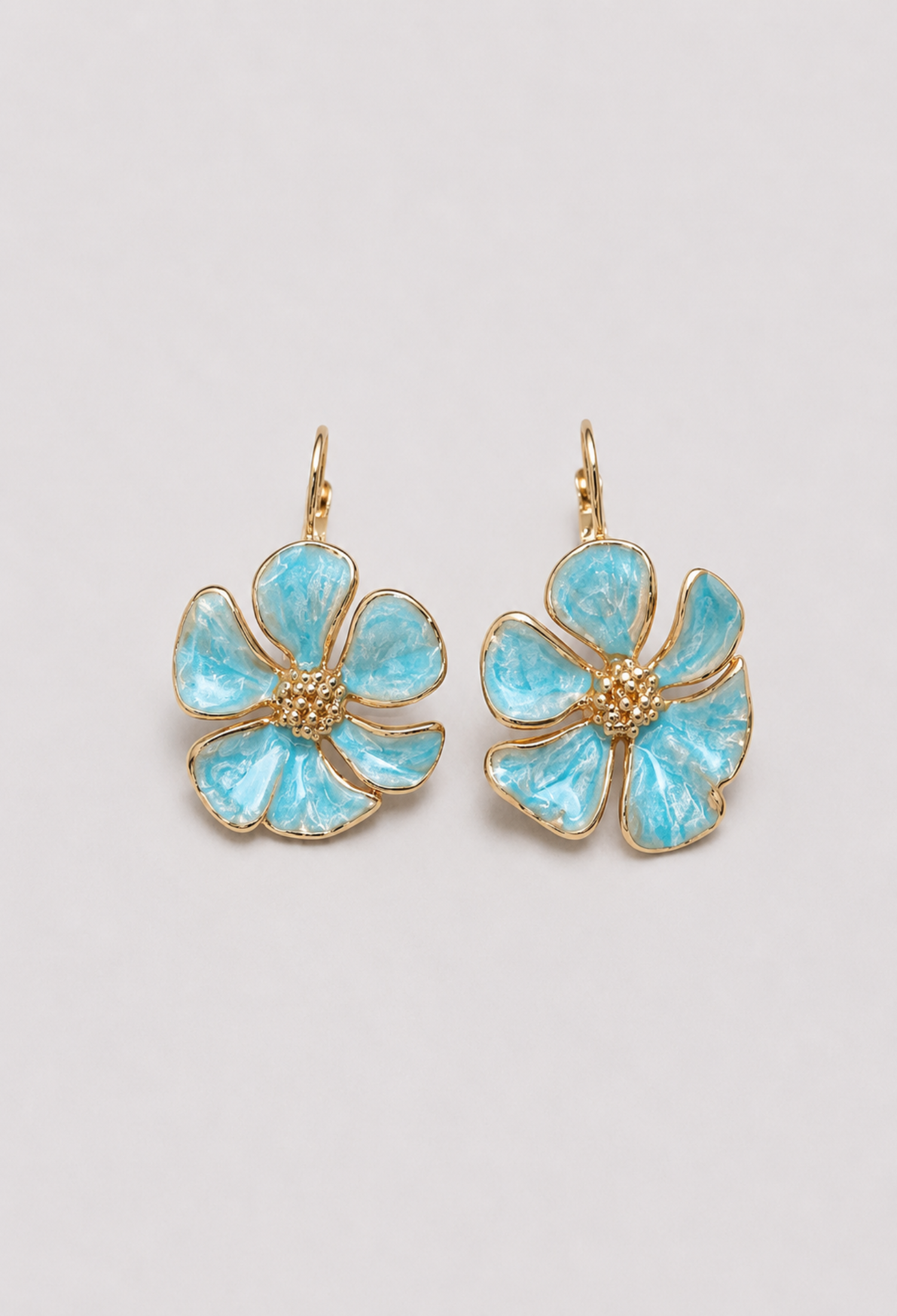 Aretes Flor Esmaltada Azul Cielo BYBLA