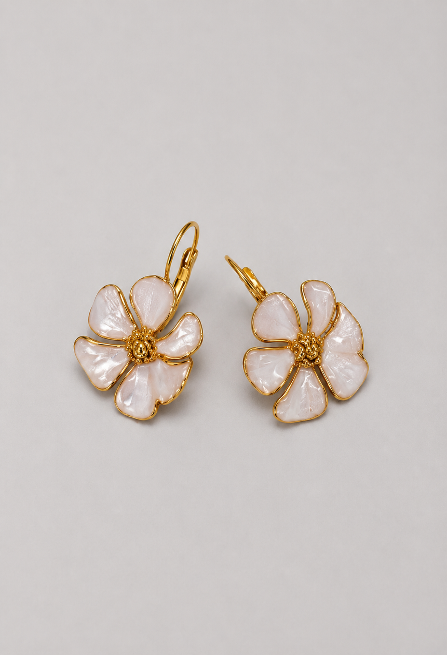 Aretes Flor Esmaltada Marfil BYBLA