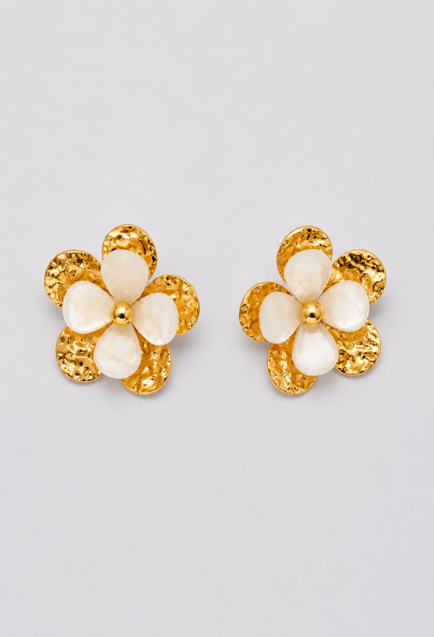Aretes Flor Marfil y Dorado BYBLA