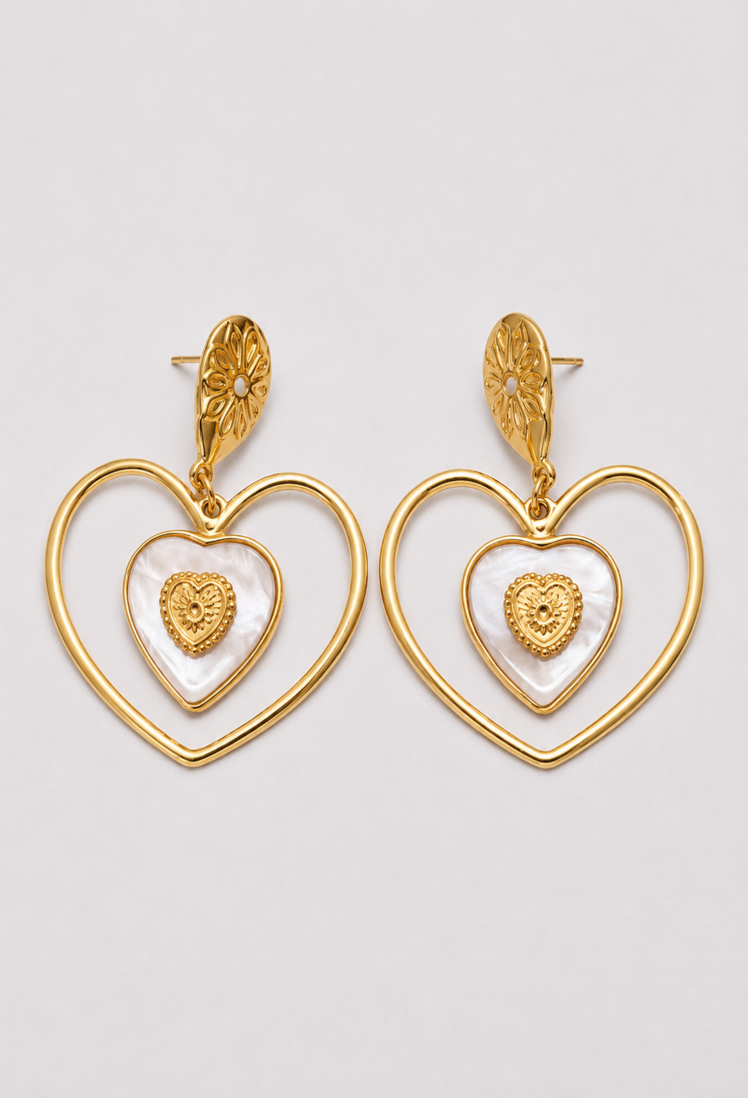 Aretes Corazón Nácar y Dorado BYBLA