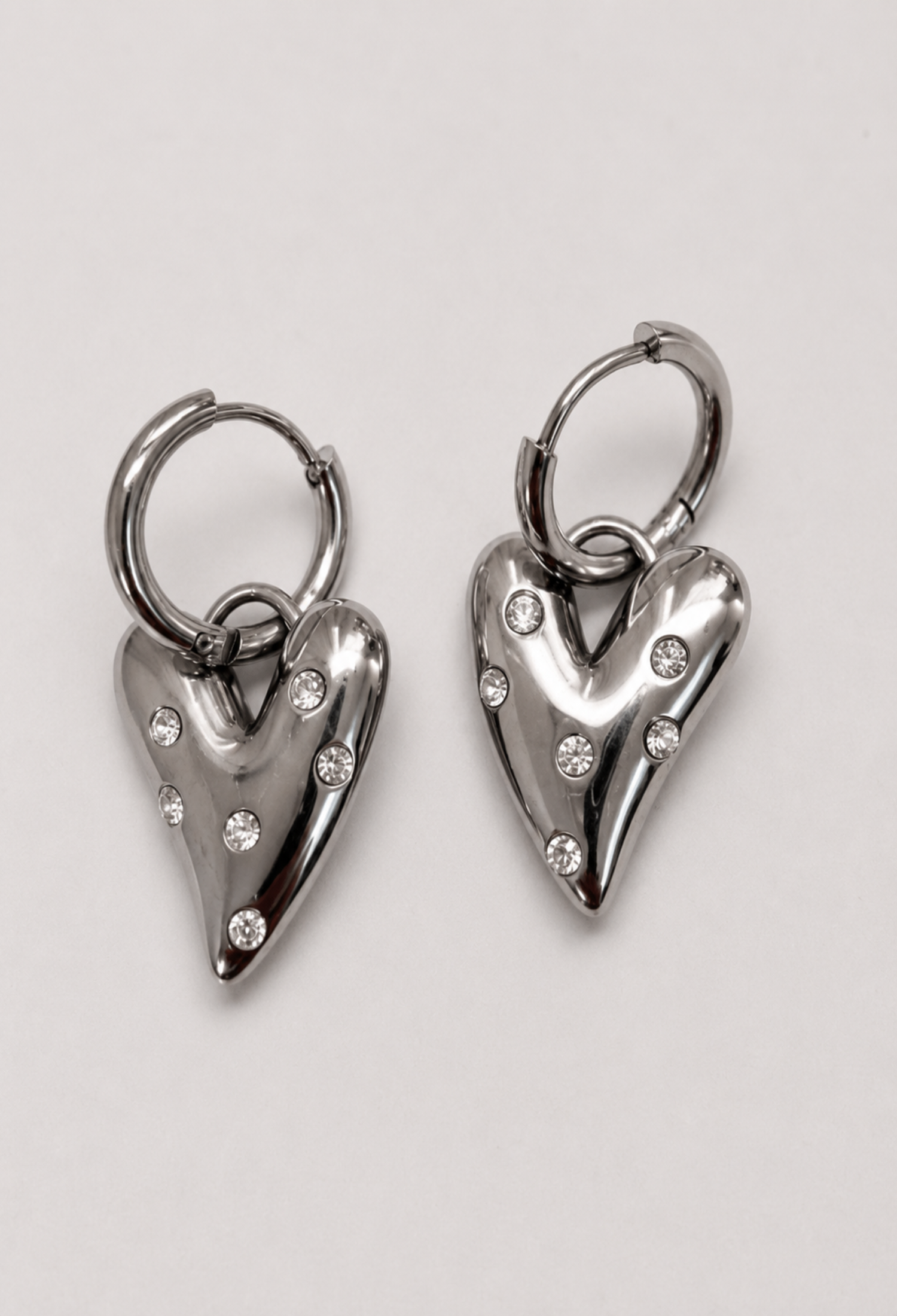 Aretes Argolla Corazón con Cristales Plateados BYBLA - vista 2