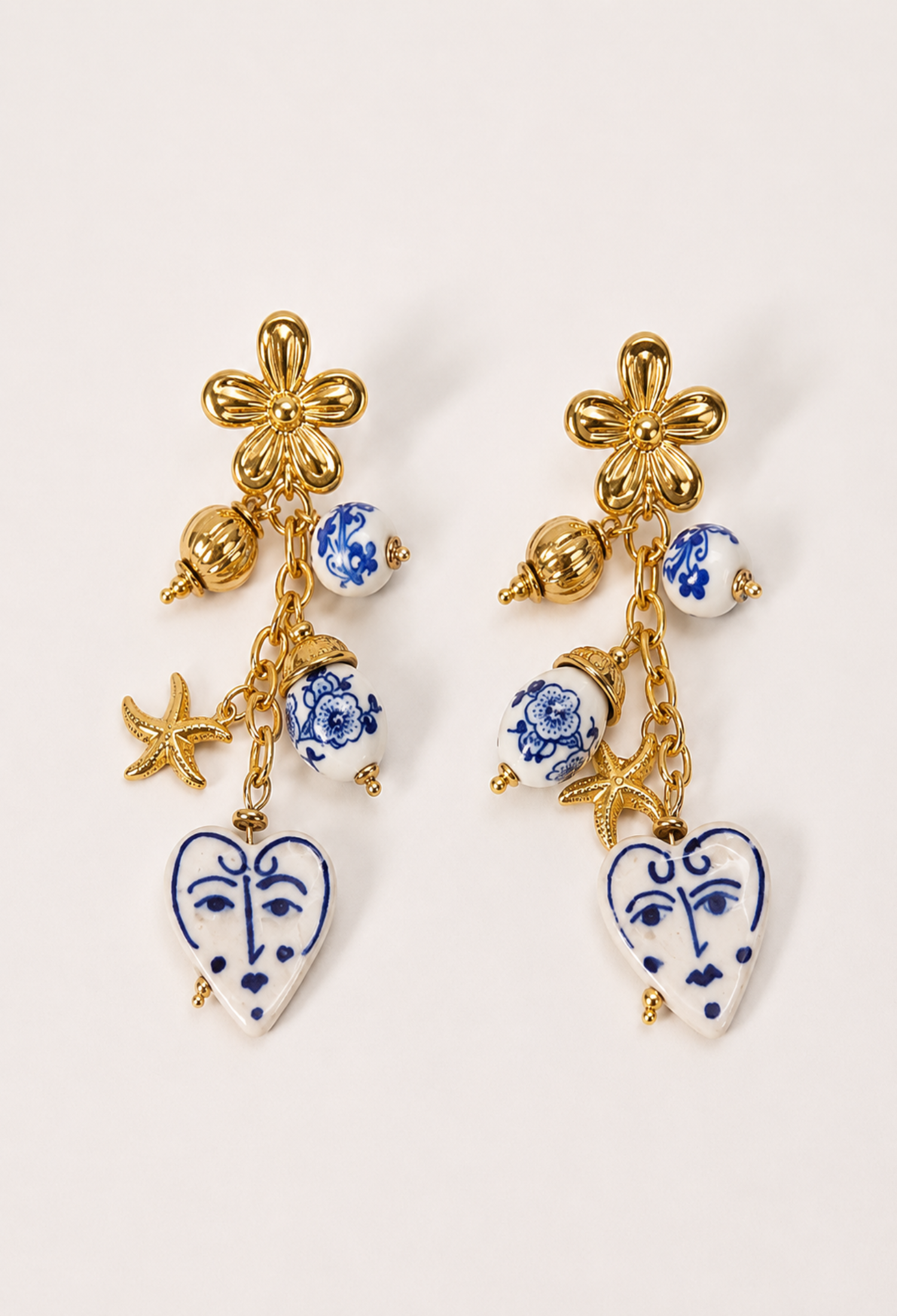 Aretes Colgantes Corazón Porcelana Azul BYBLA
