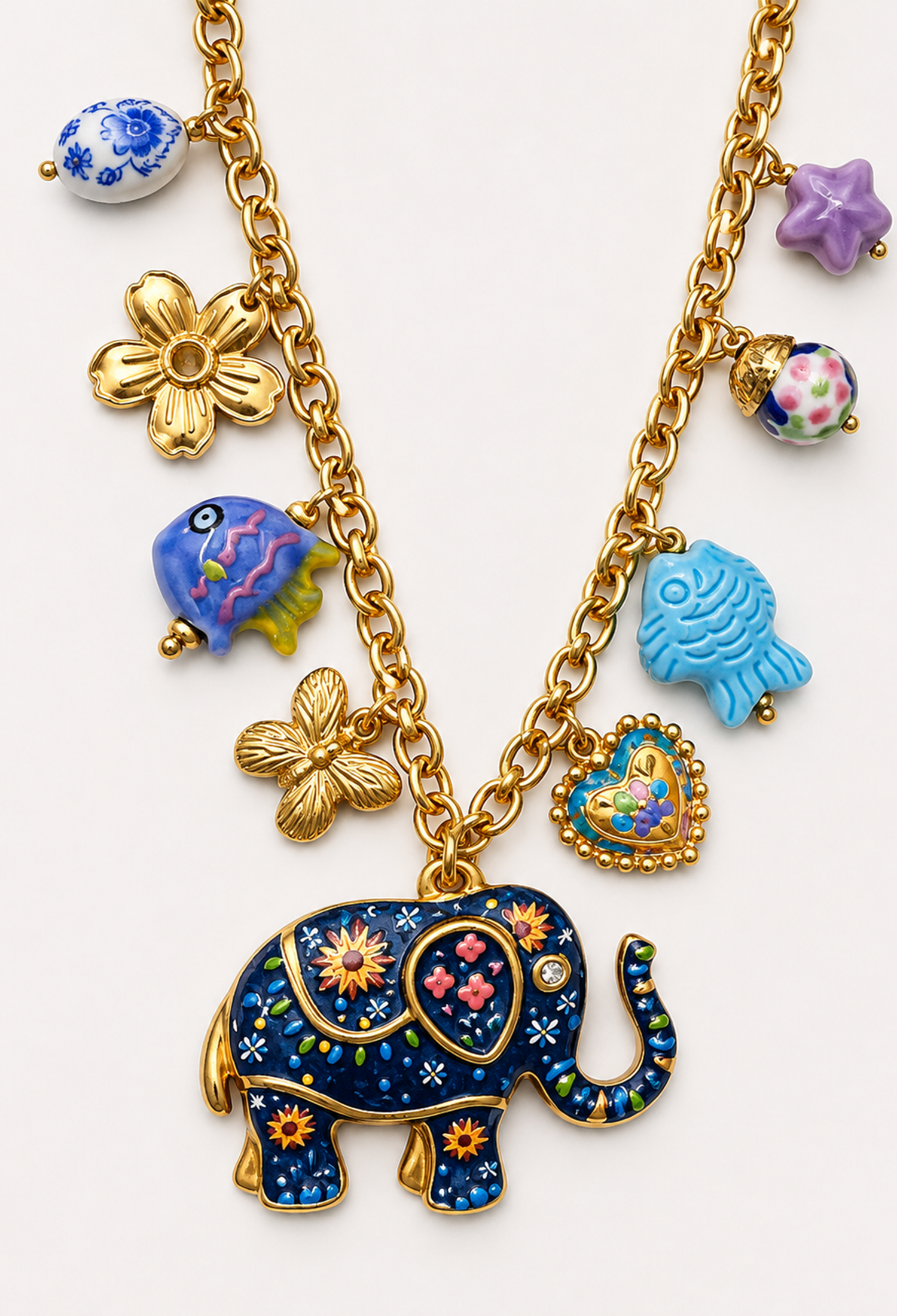 Collar de cadena dorada con elefante esmaltado azul y dijes de colores - vista 2