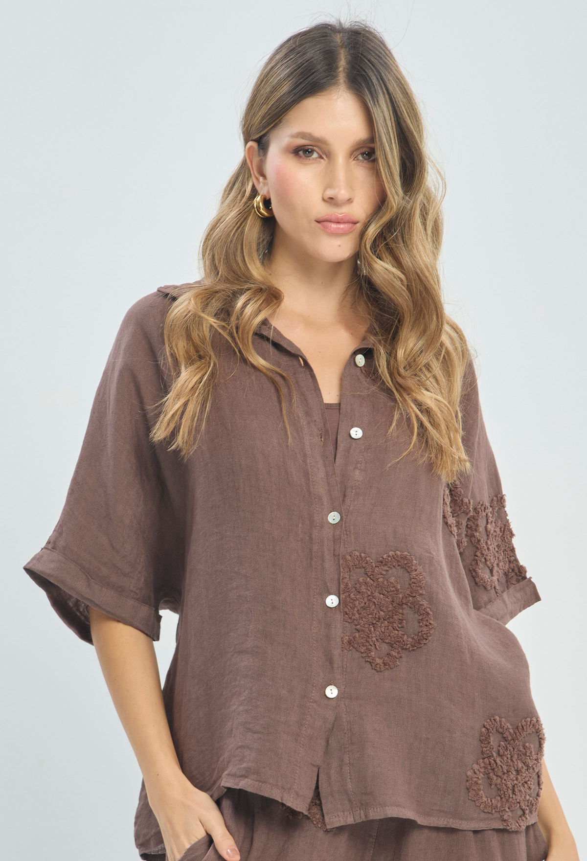 Blusa Lino Flores Bordadas Café BYBLA