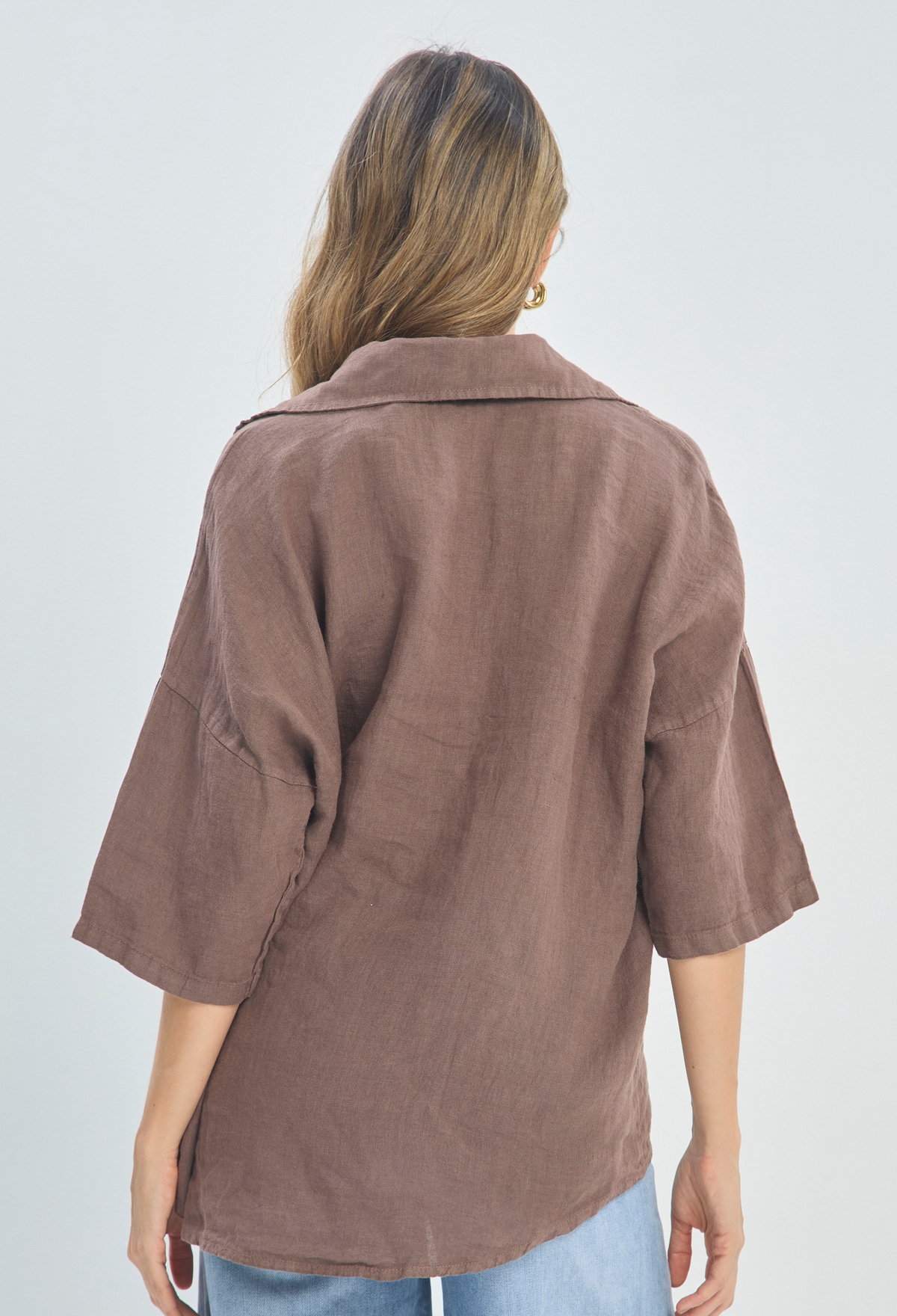 Blusa Lino Manga 3/4 Botón Dorado Café BYBLA - vista 3