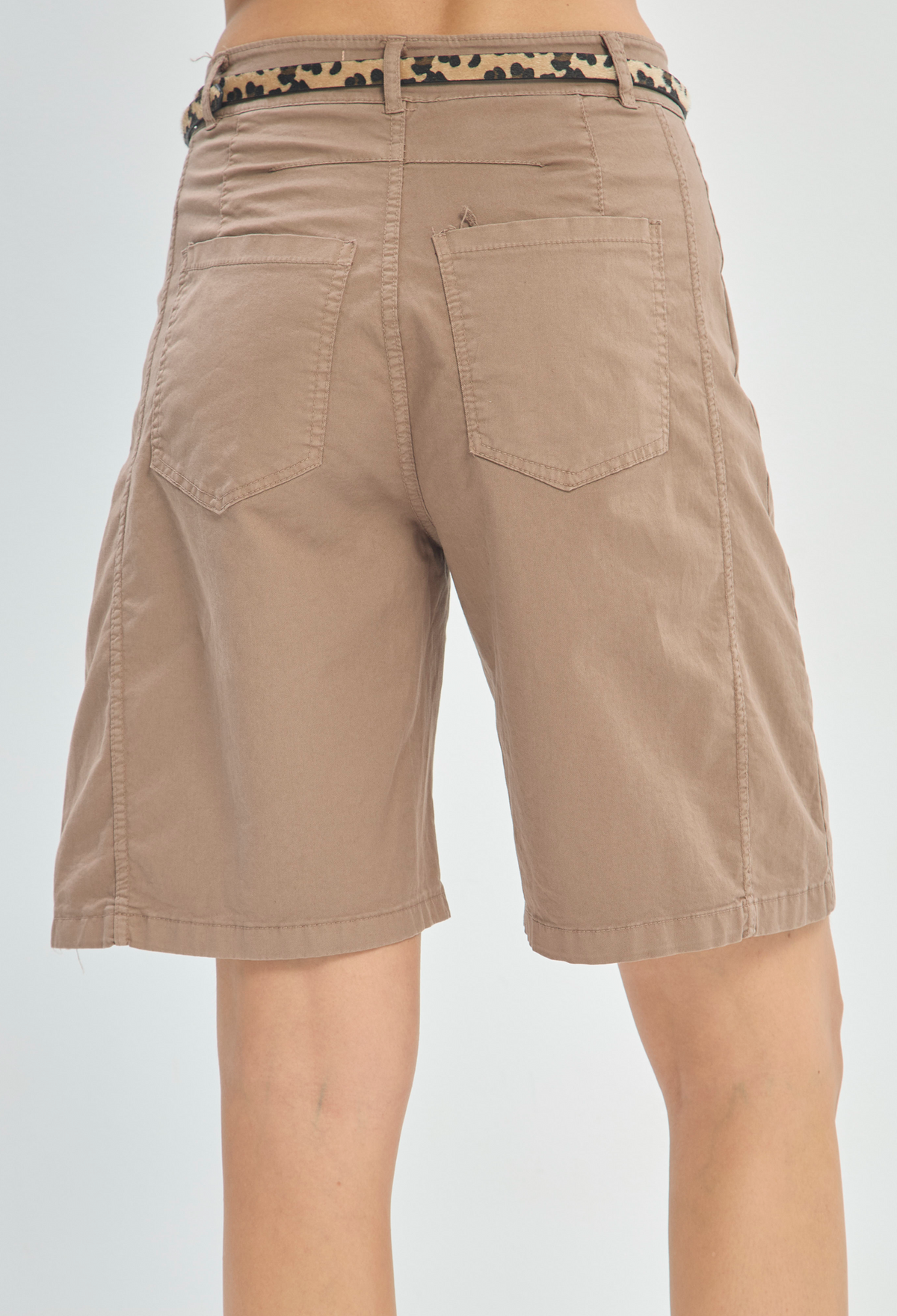 Bermuda Dril Con Correa Animal Print Camel BYBLA - vista 6