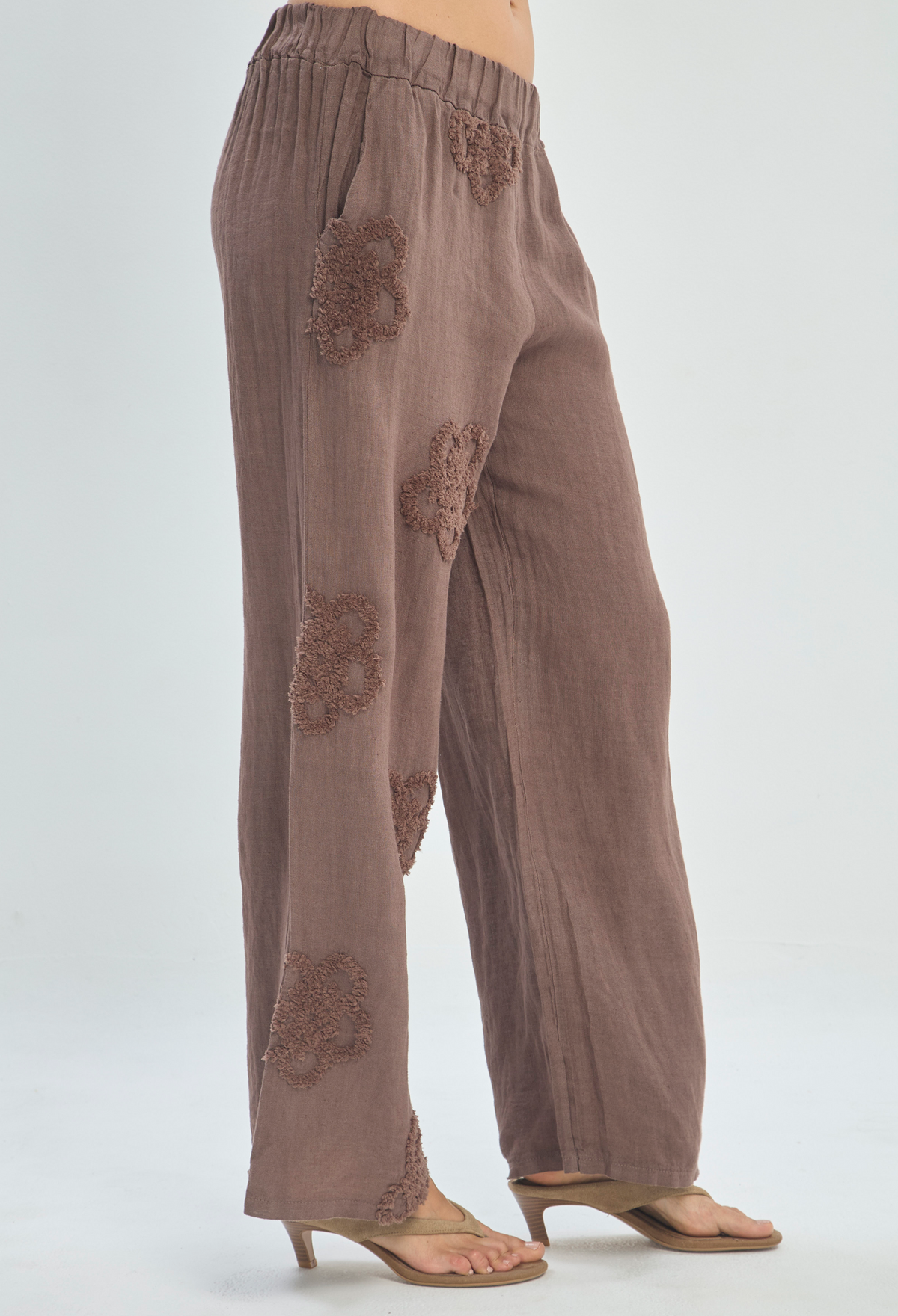 Pantalón Lino Ancho con Flores Bordadas Chocolate BYBLA - vista 4