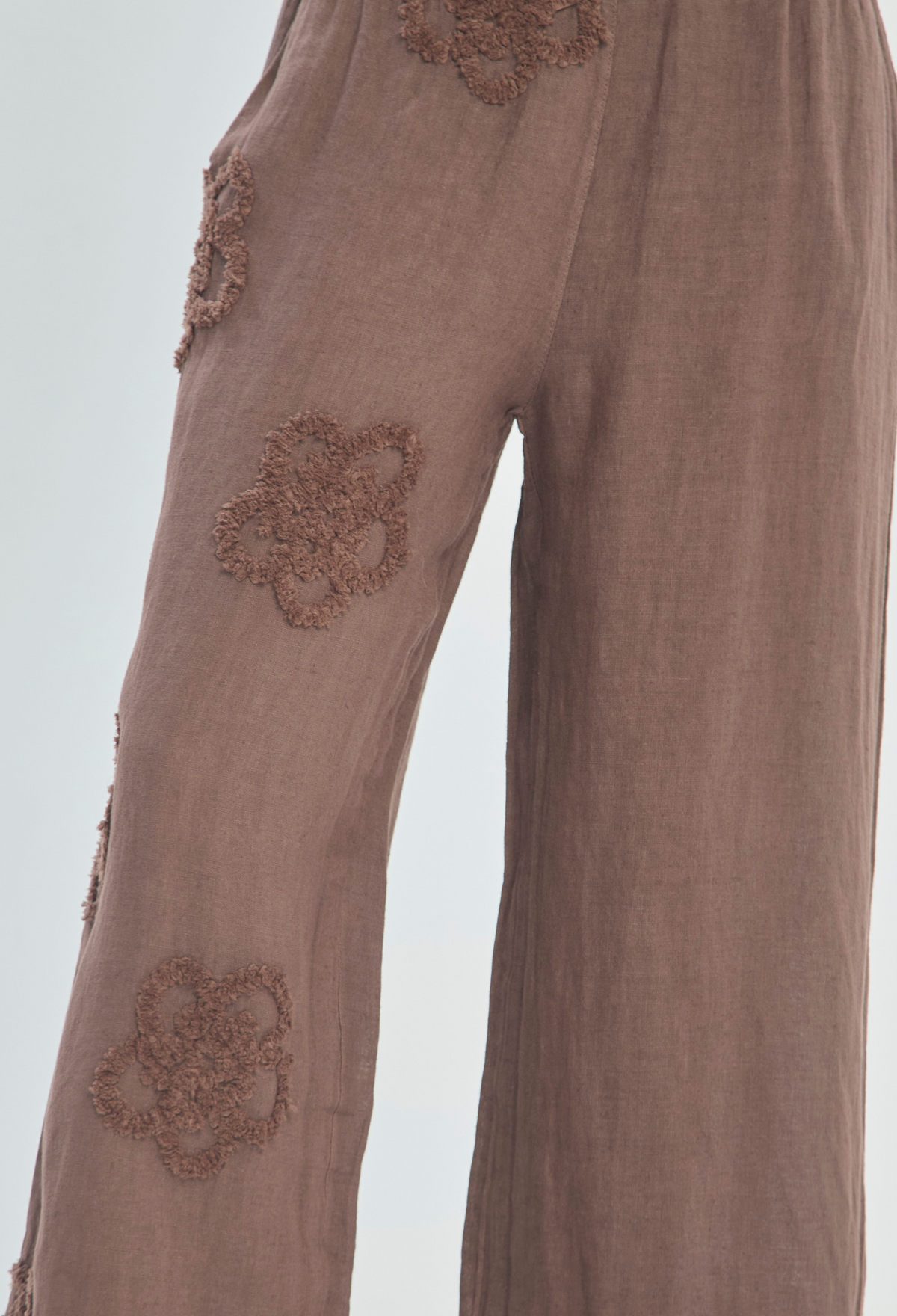 Pantalón Lino Ancho con Flores Bordadas Chocolate BYBLA - vista 6