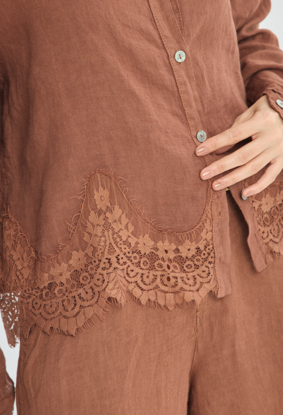 Blusa Manga Larga Encaje Terracota BYBLA - vista 4