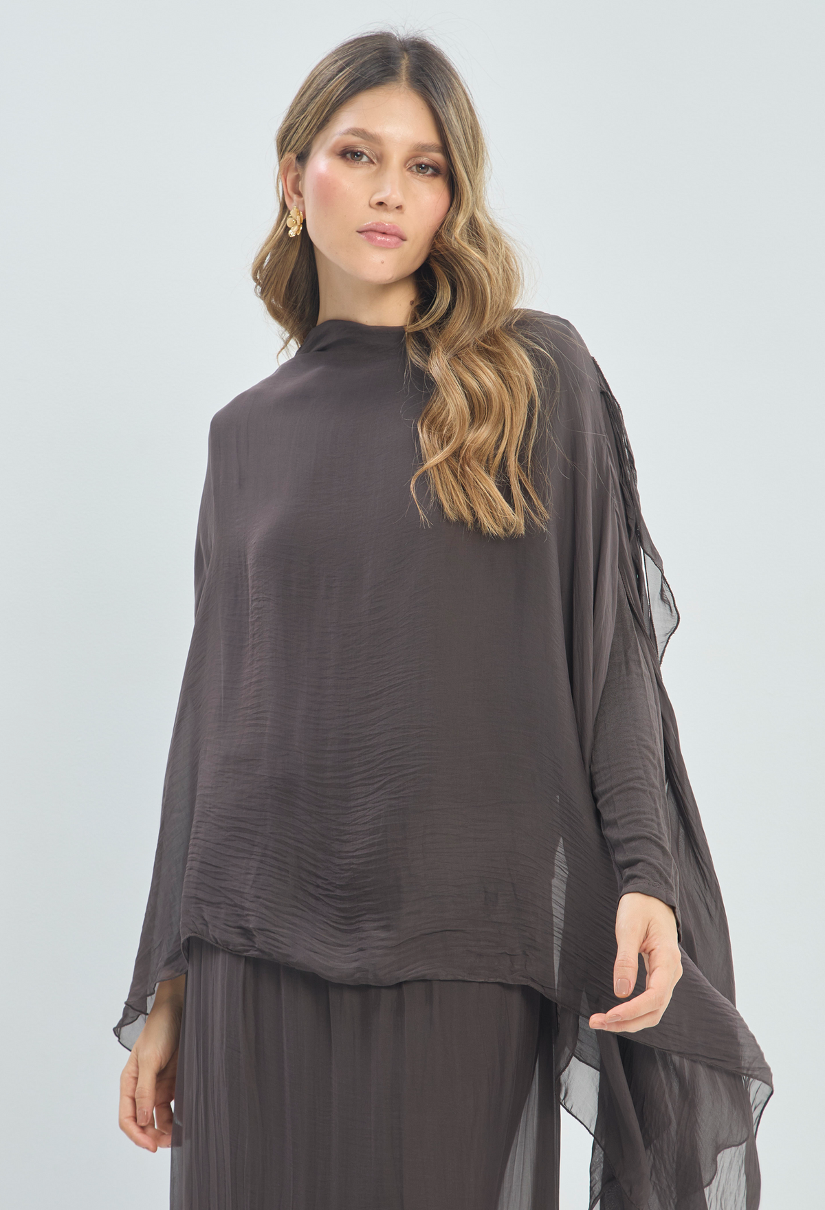 Blusa Asimétrica Manga Larga Chocolate BYBLA