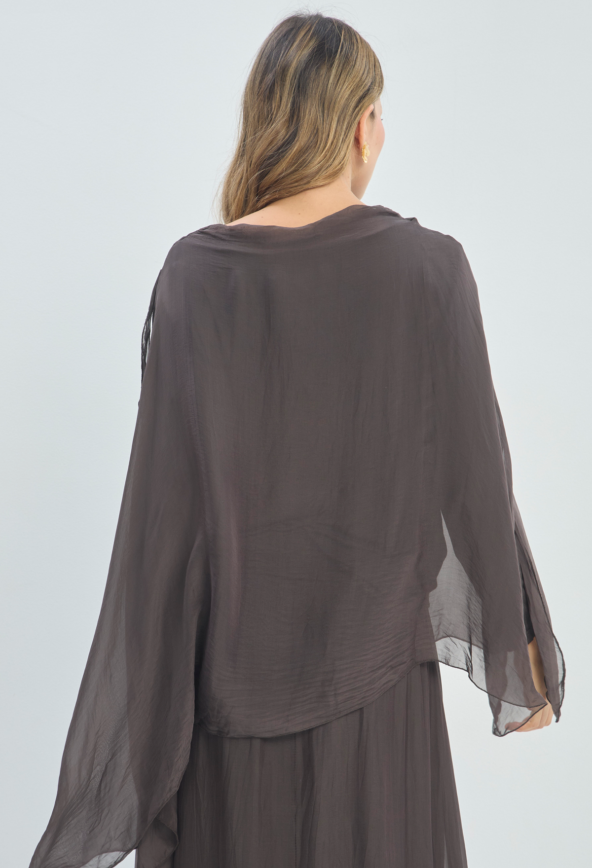 Blusa Asimétrica Manga Larga Chocolate BYBLA - vista 3