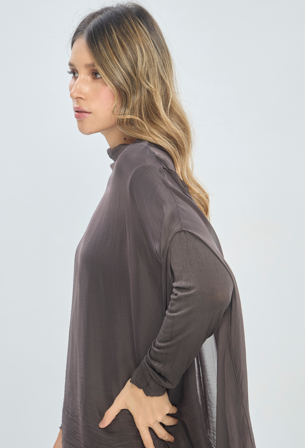 Blusa Asimétrica Manga Larga Chocolate BYBLA - vista 5