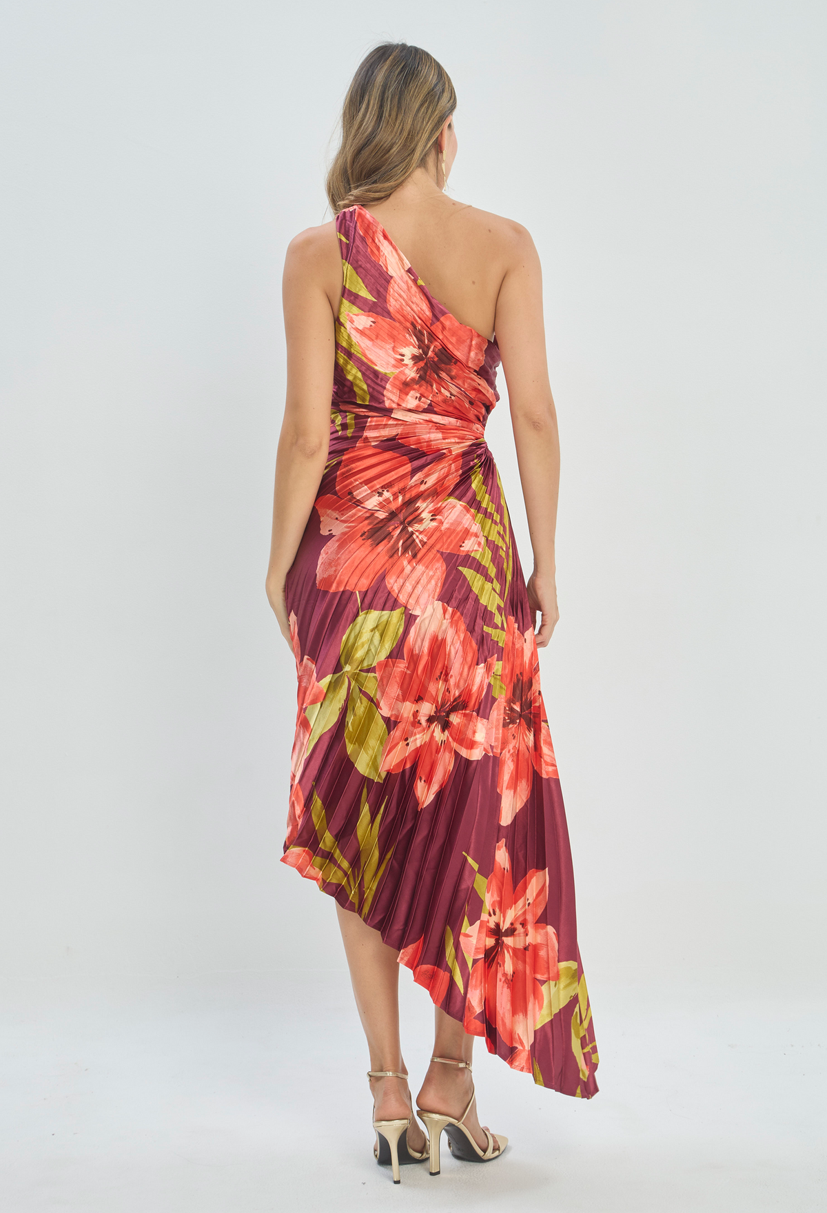 Vestido Un Hombro Plisado Estampado Floral Vino BYBLA - vista 4