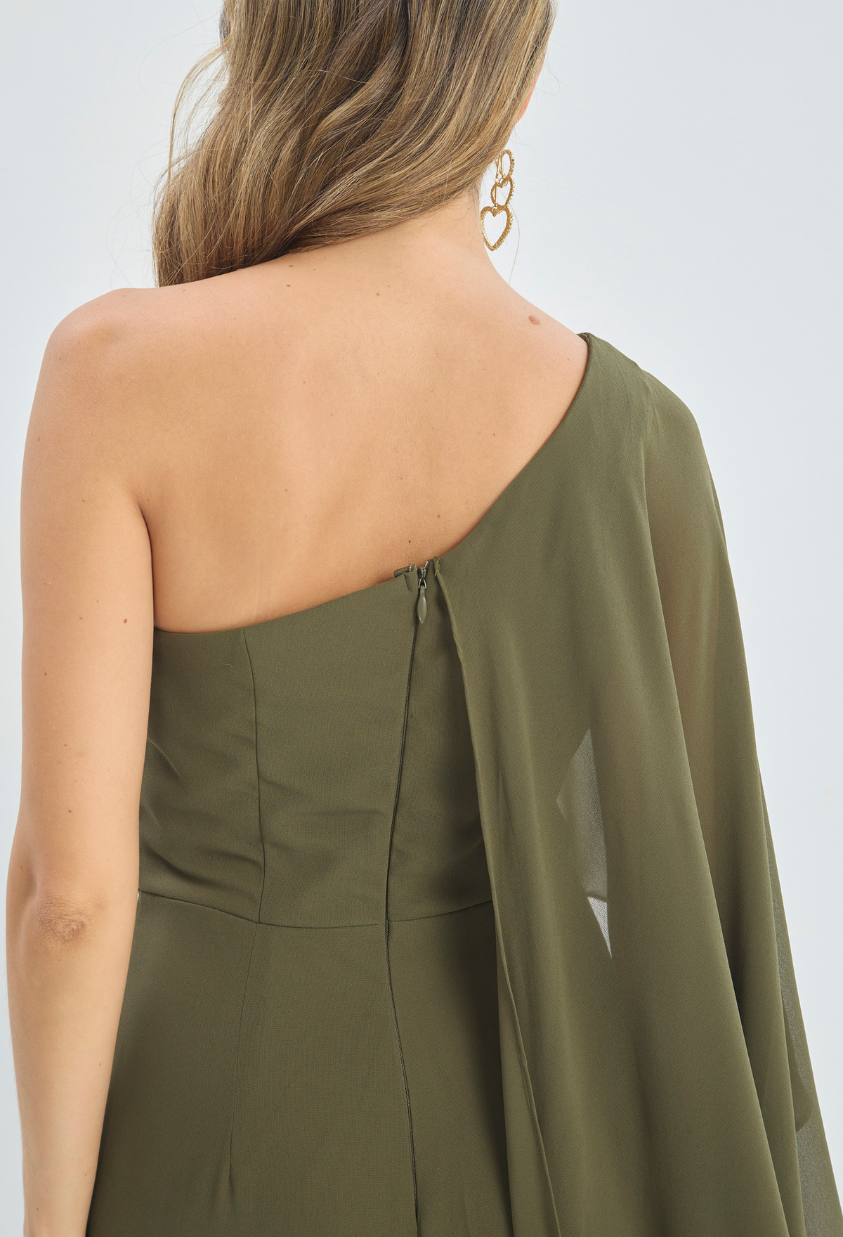 Vestido Largo Un Hombro con Capa Verde Oliva BYBLA - vista 6