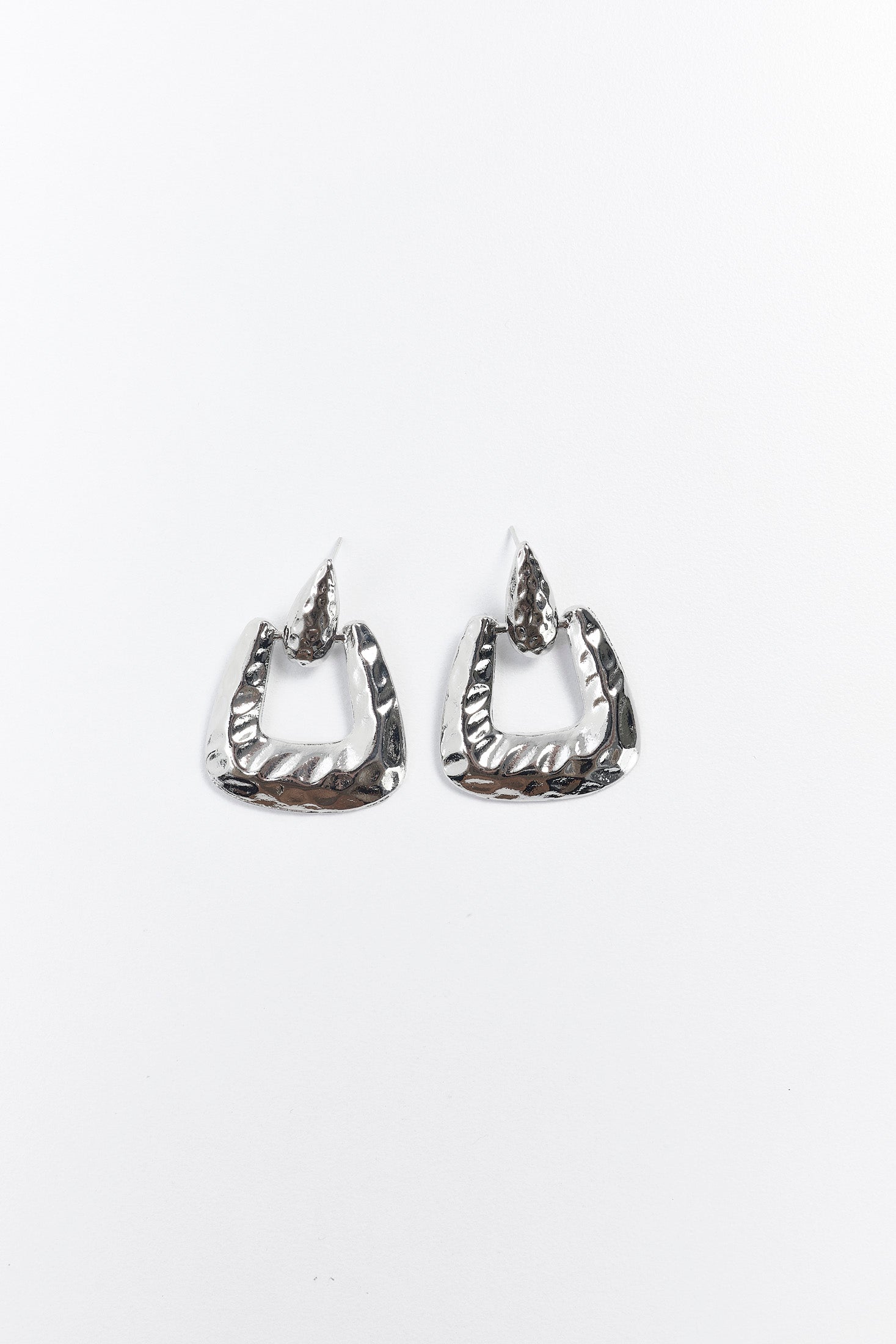 Aretes Aldaba Martillada Plateados