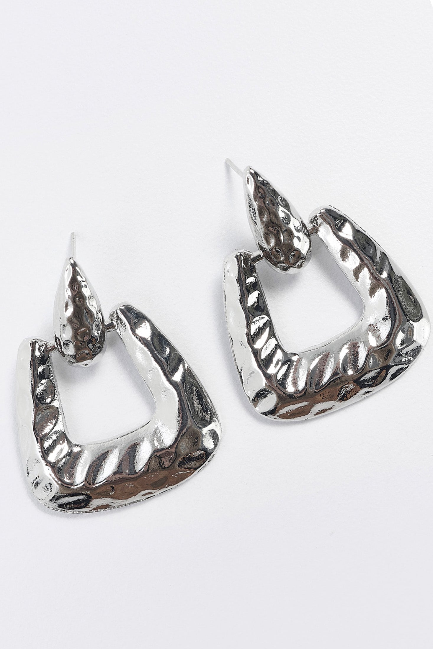 Aretes Aldaba Martillada Plateados
