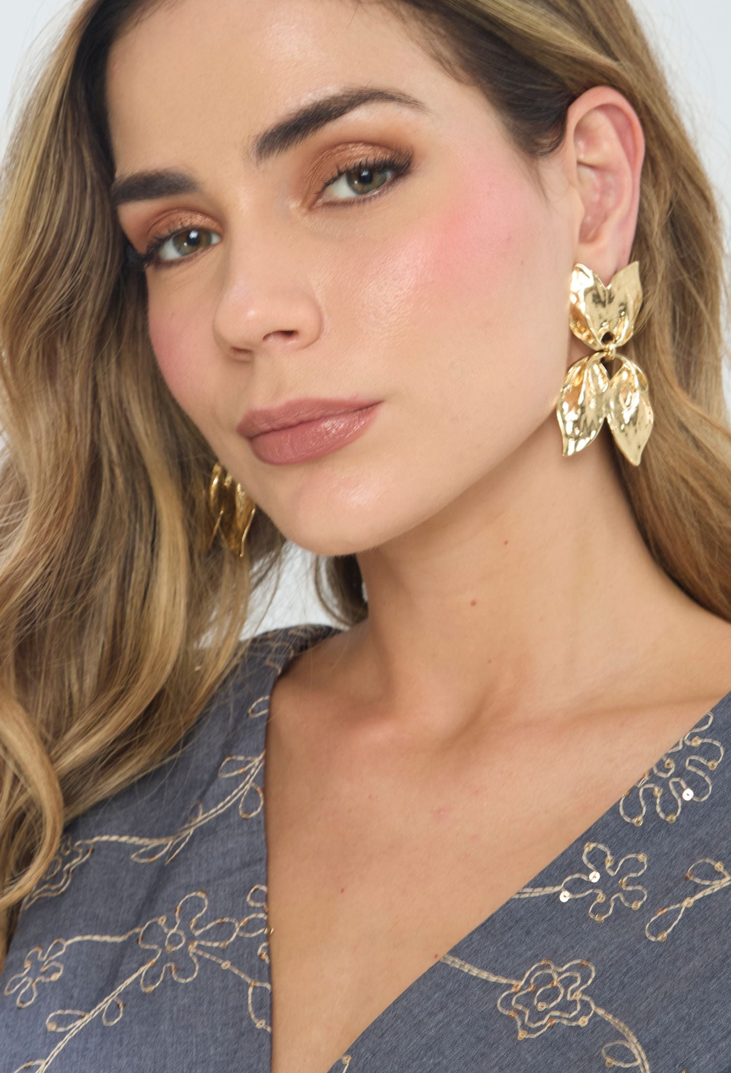 Aretes Colgantes Hoja Metálica Dorados - Foto 3