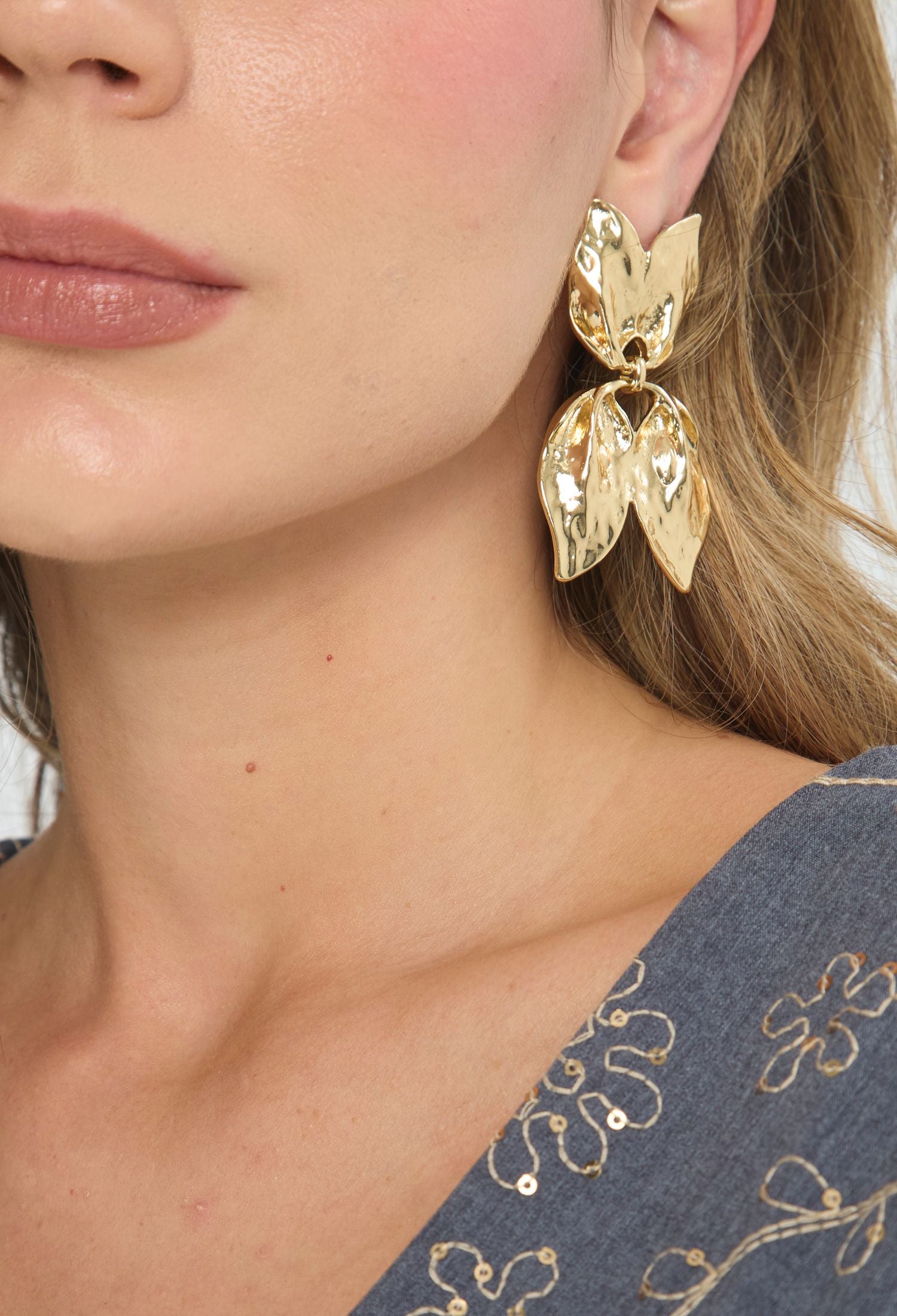 Aretes Colgantes Hoja Metálica Dorados - Foto 4