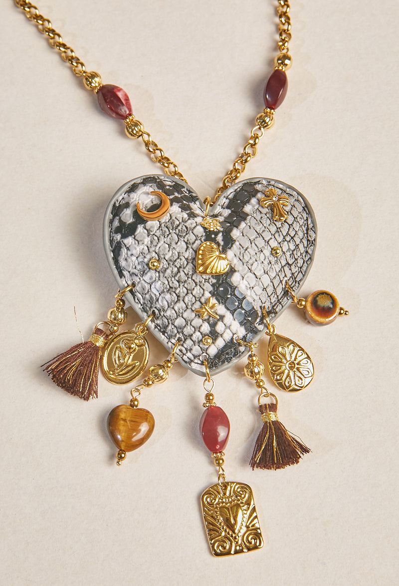 Collar largo dorado dije corazón vista 2 - BYBLA Colombia