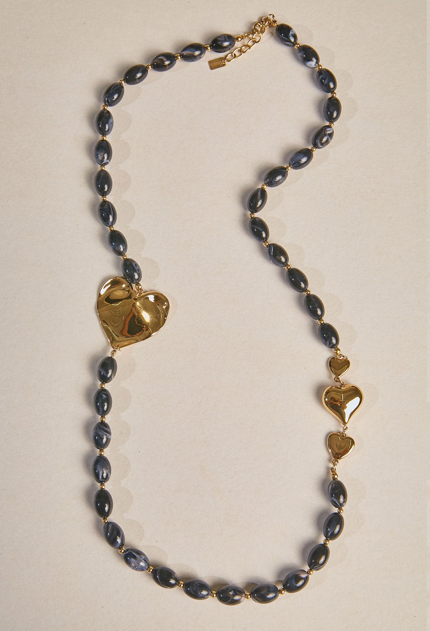 Collar largo Gris Corazones - BYBLA Colombia