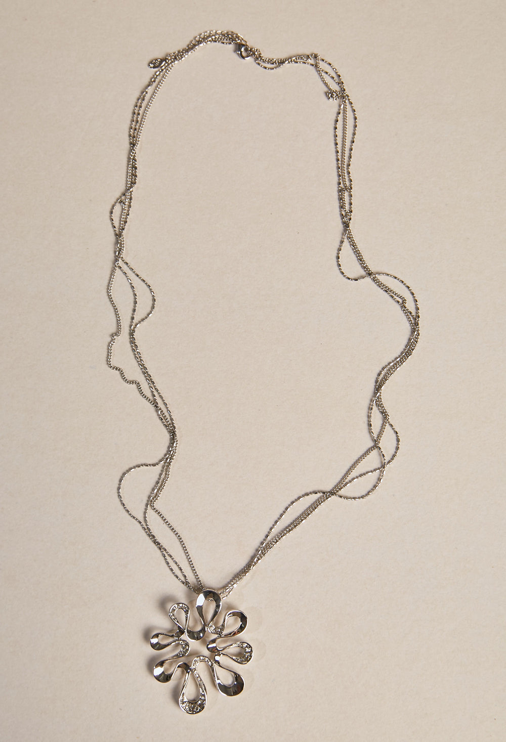 Collar largo dije floral - BYBLA Colombia