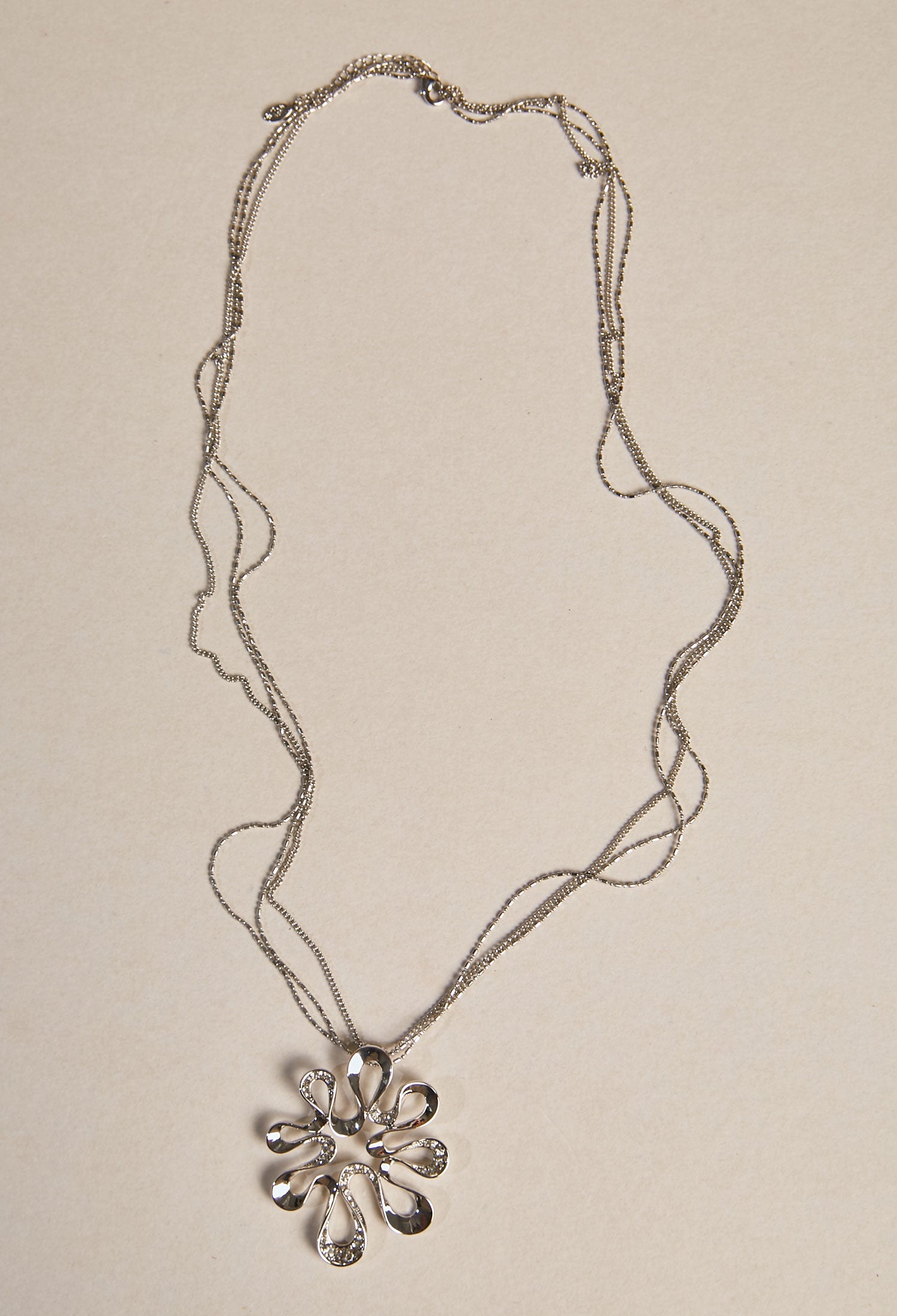 Collar largo dije floral - BYBLA Colombia