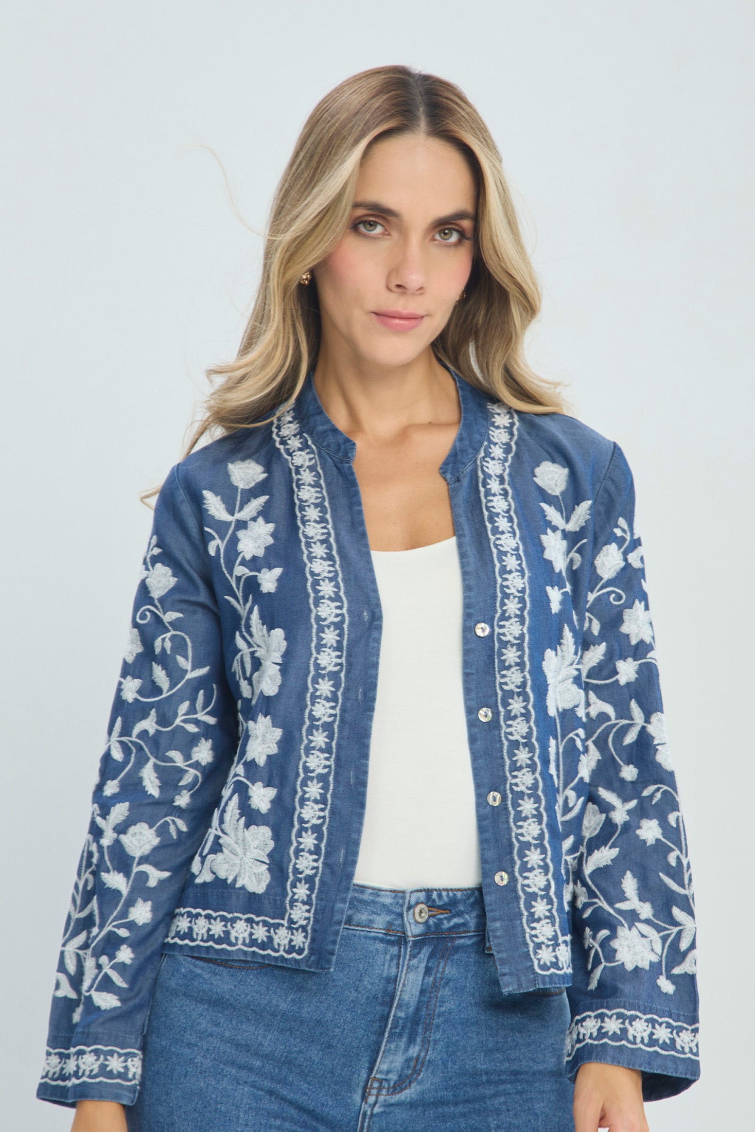 Blusa Camisera Bordado Floral - Outlet BYBLA Colombia