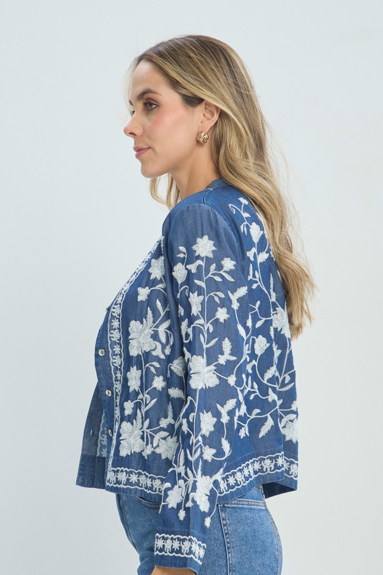 Blusa Camisera Bordado Floral vista 2 - Outlet BYBLA Colombia