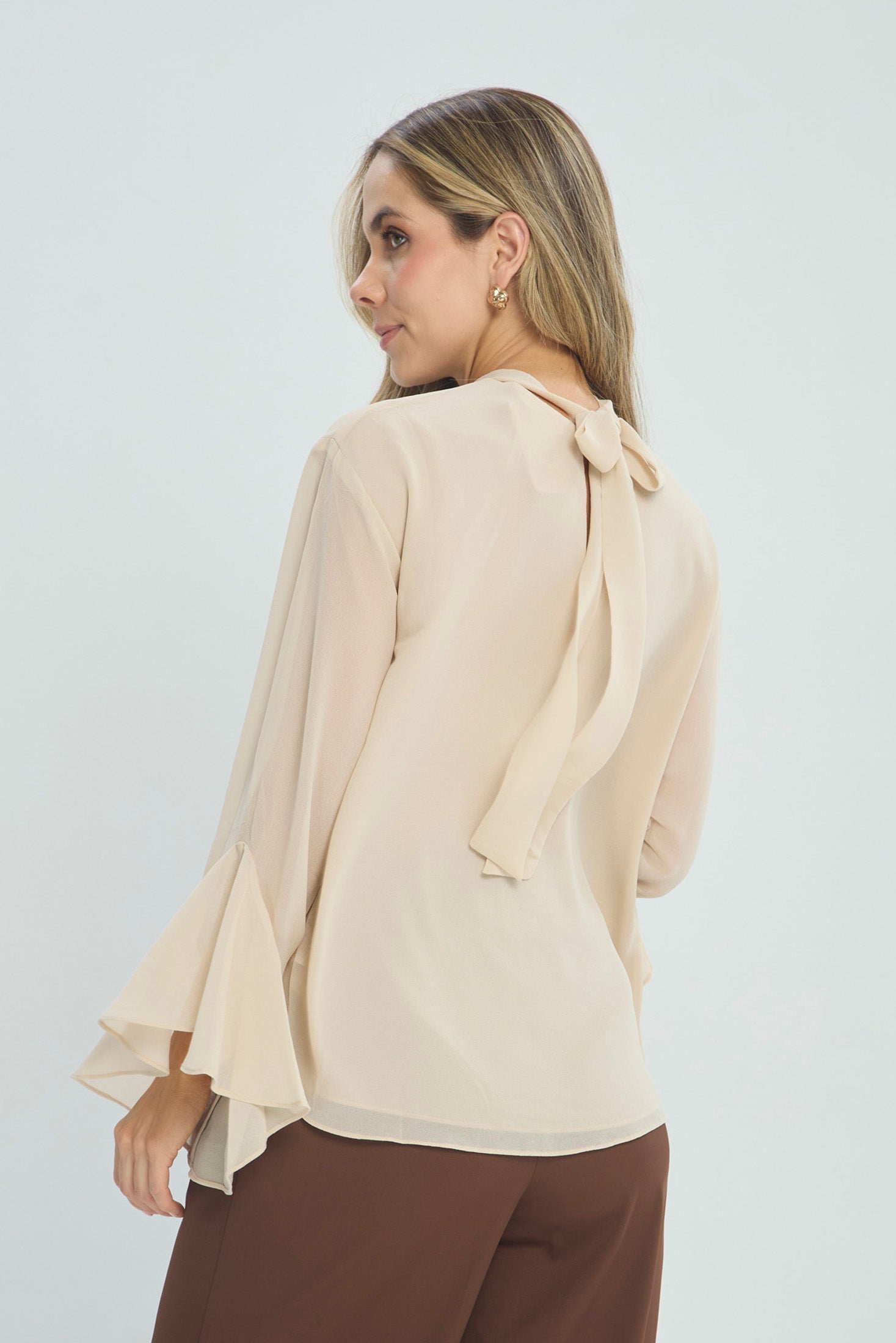 Blusa Crepe de Cuello Alto vista 3 - Outlet BYBLA Colombia - BEIGES