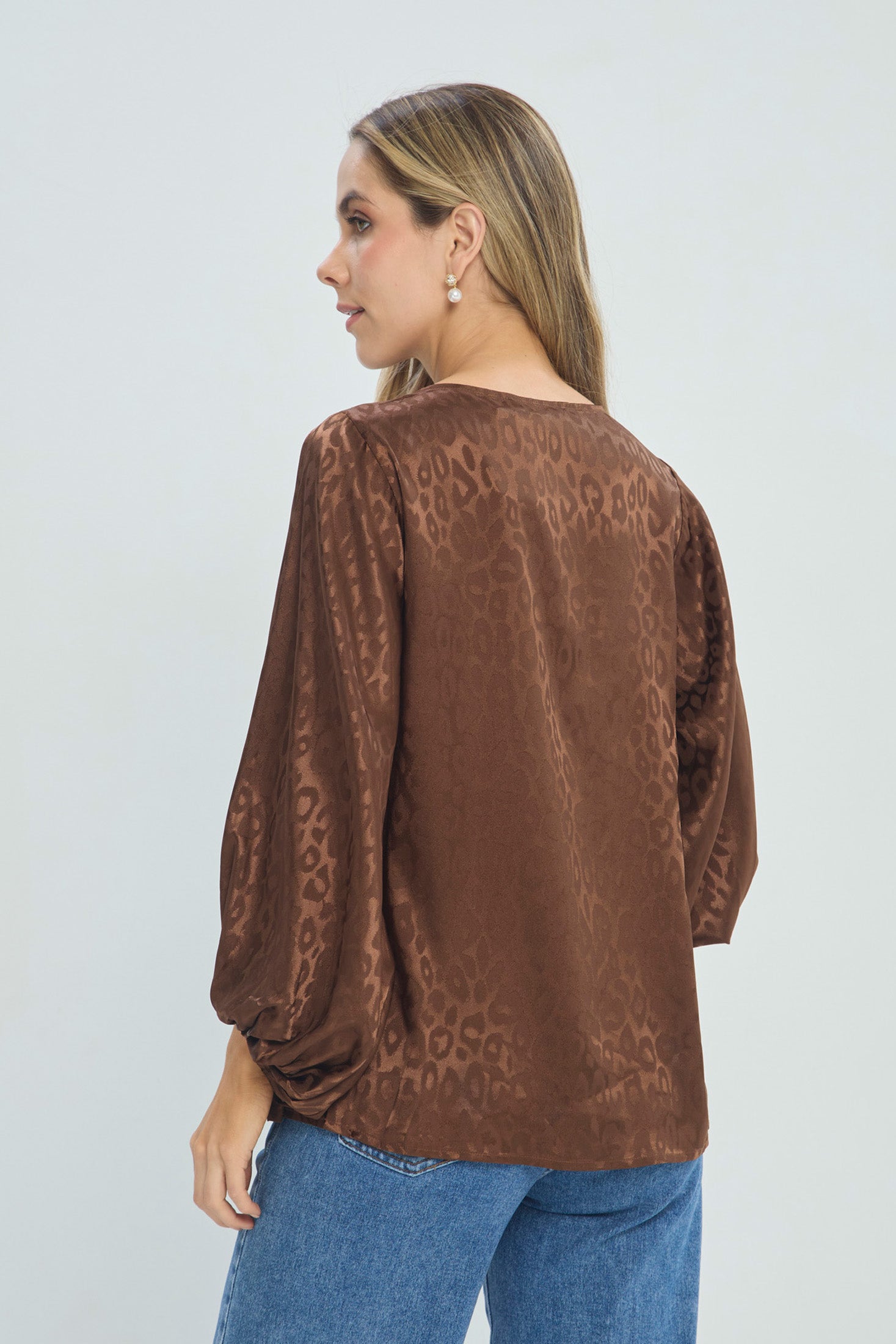 Blusa Satinada Animal Print vista 3 - Outlet BYBLA Colombia