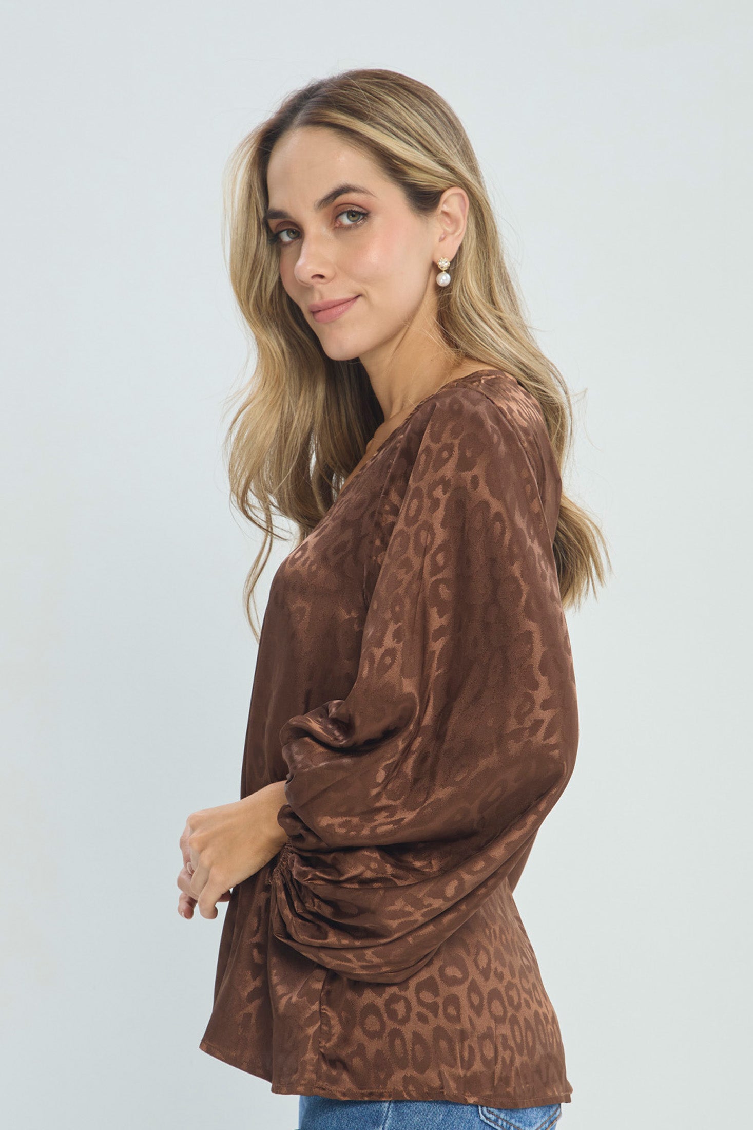 Blusa Satinada Animal Print vista 2 - Outlet BYBLA Colombia