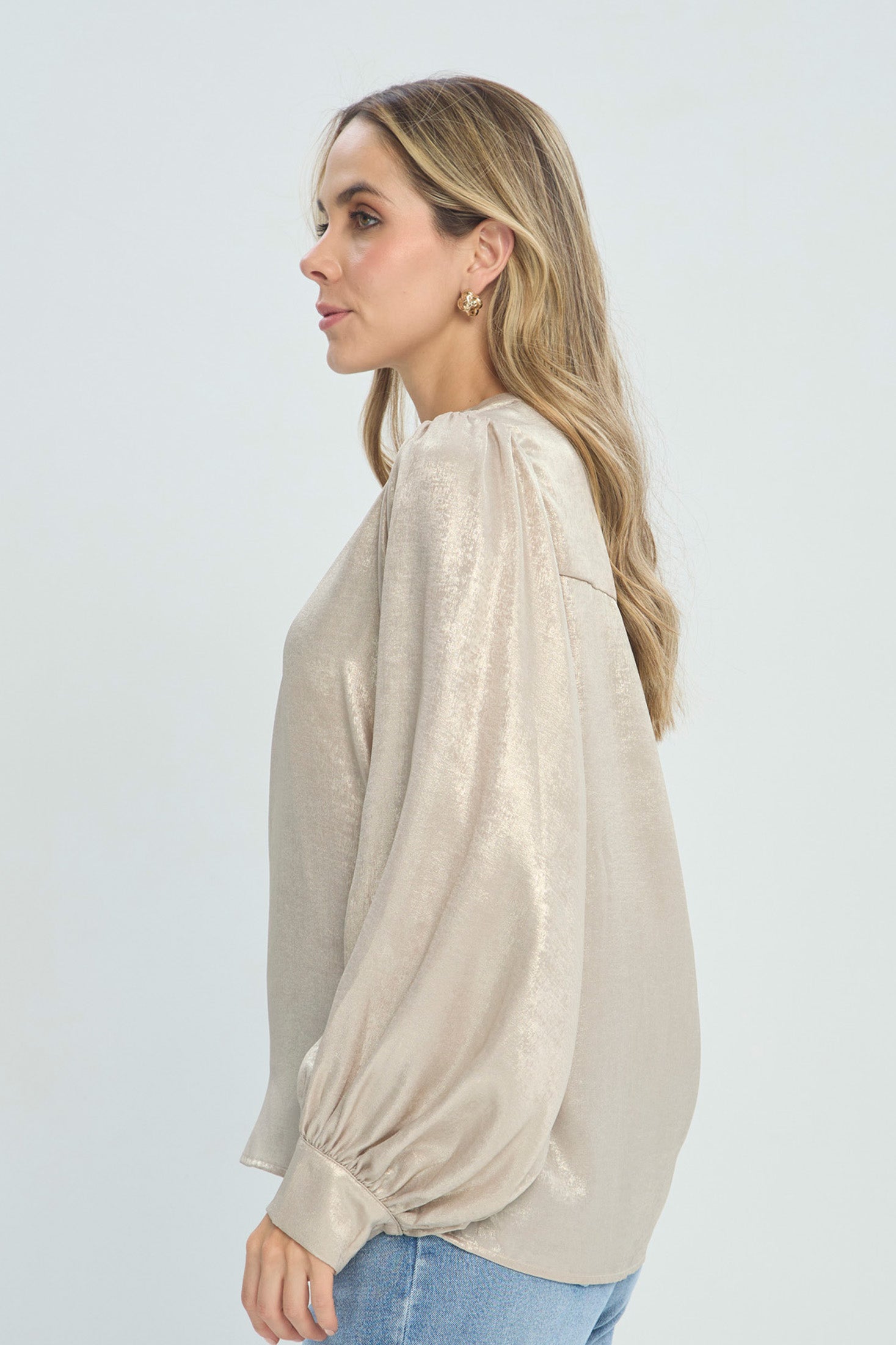 Blusa Satinada Dorada vista 3 - Outlet BYBLA Colombia
