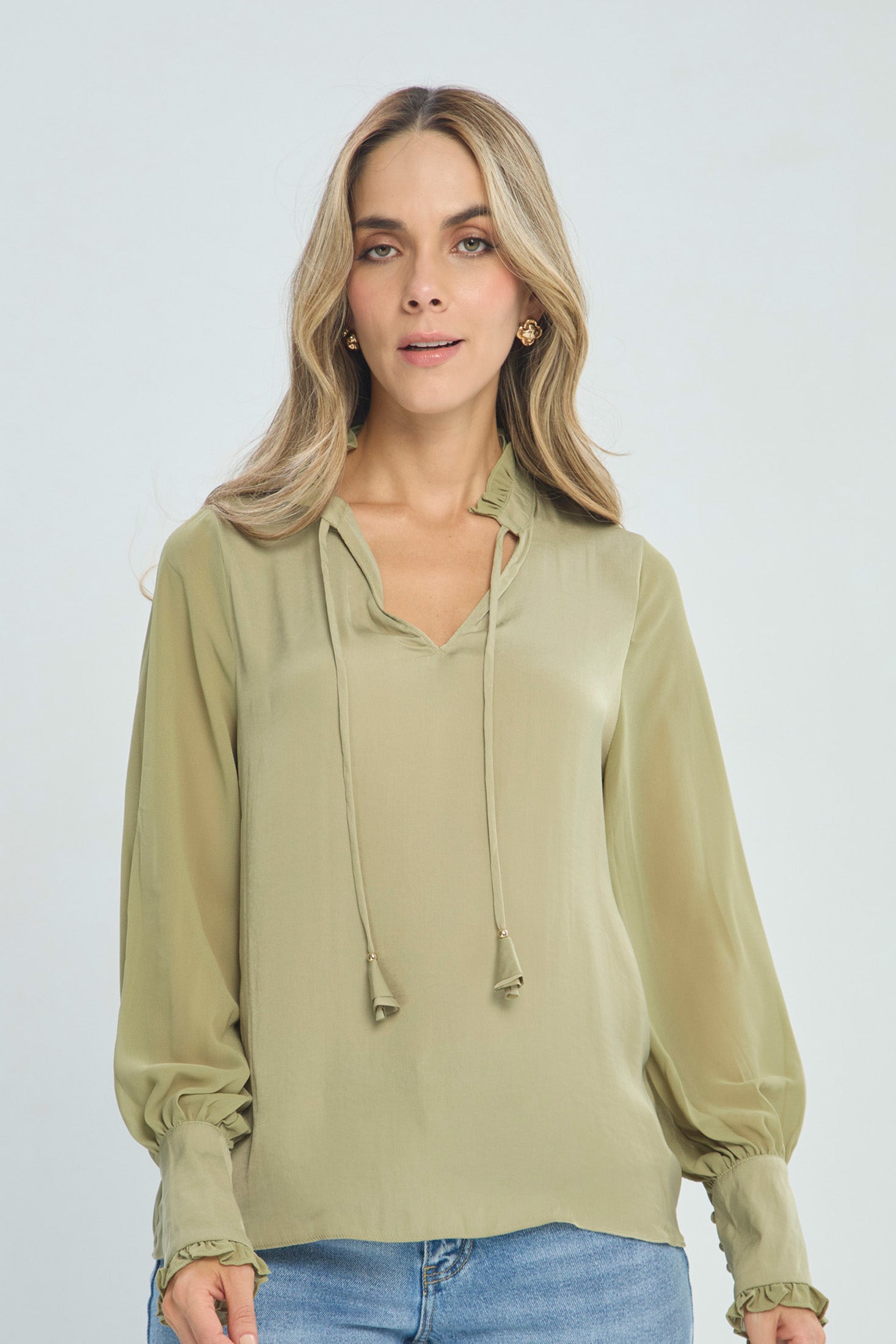 Blusa Satinada Verde Oliva - Outlet BYBLA Colombia