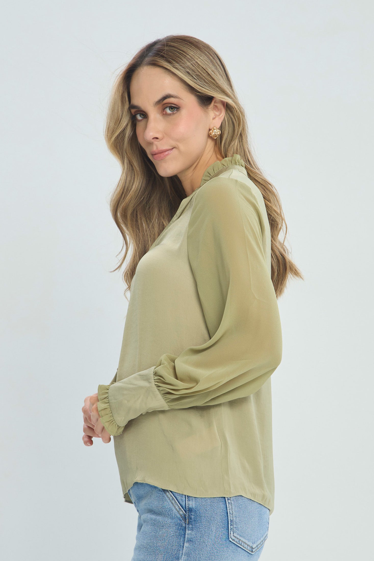 Blusa Satinada Verde Oliva vista 2 - Outlet BYBLA Colombia