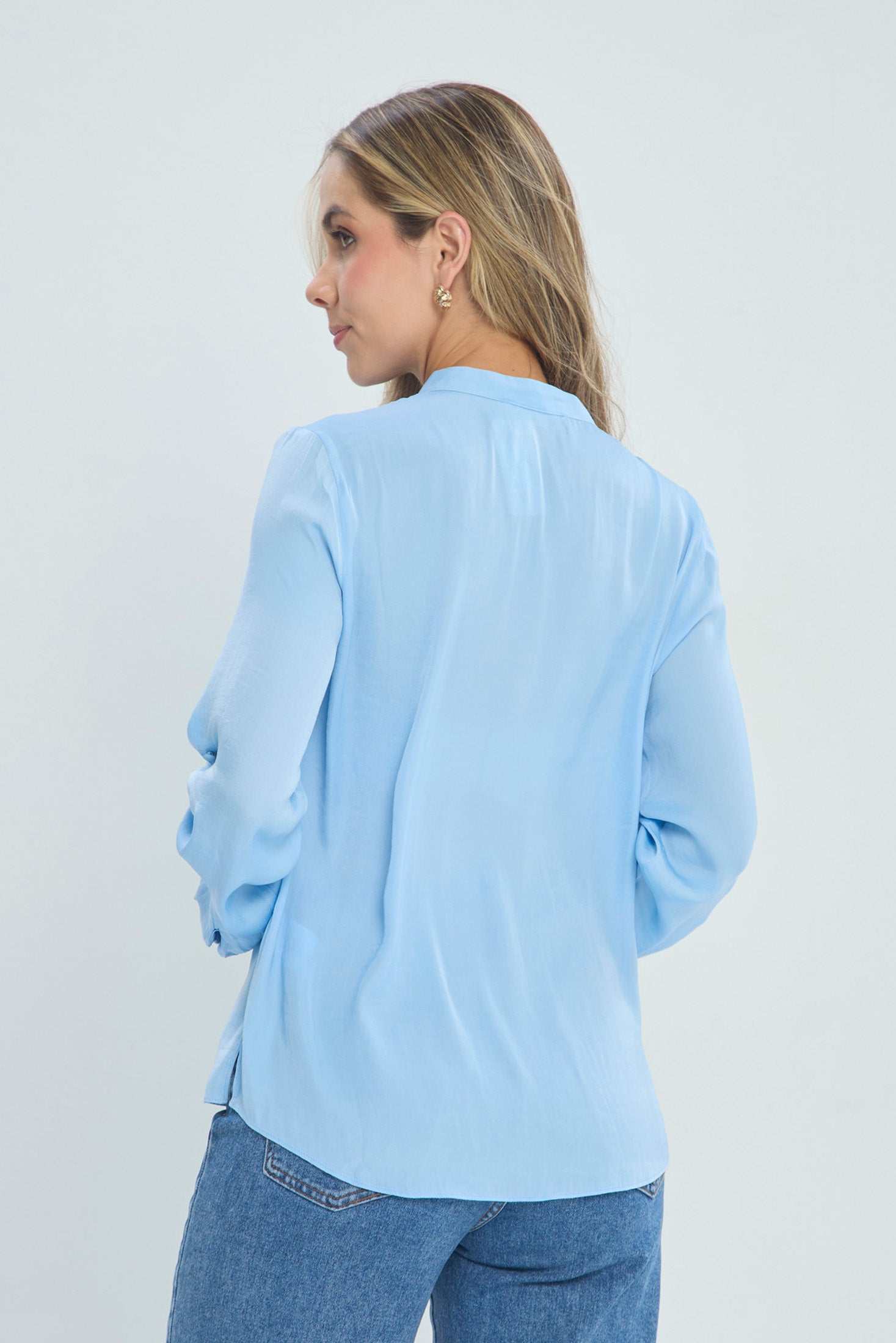 Blusa Satinada con Escote en V vista 3 - Outlet BYBLA Colombia