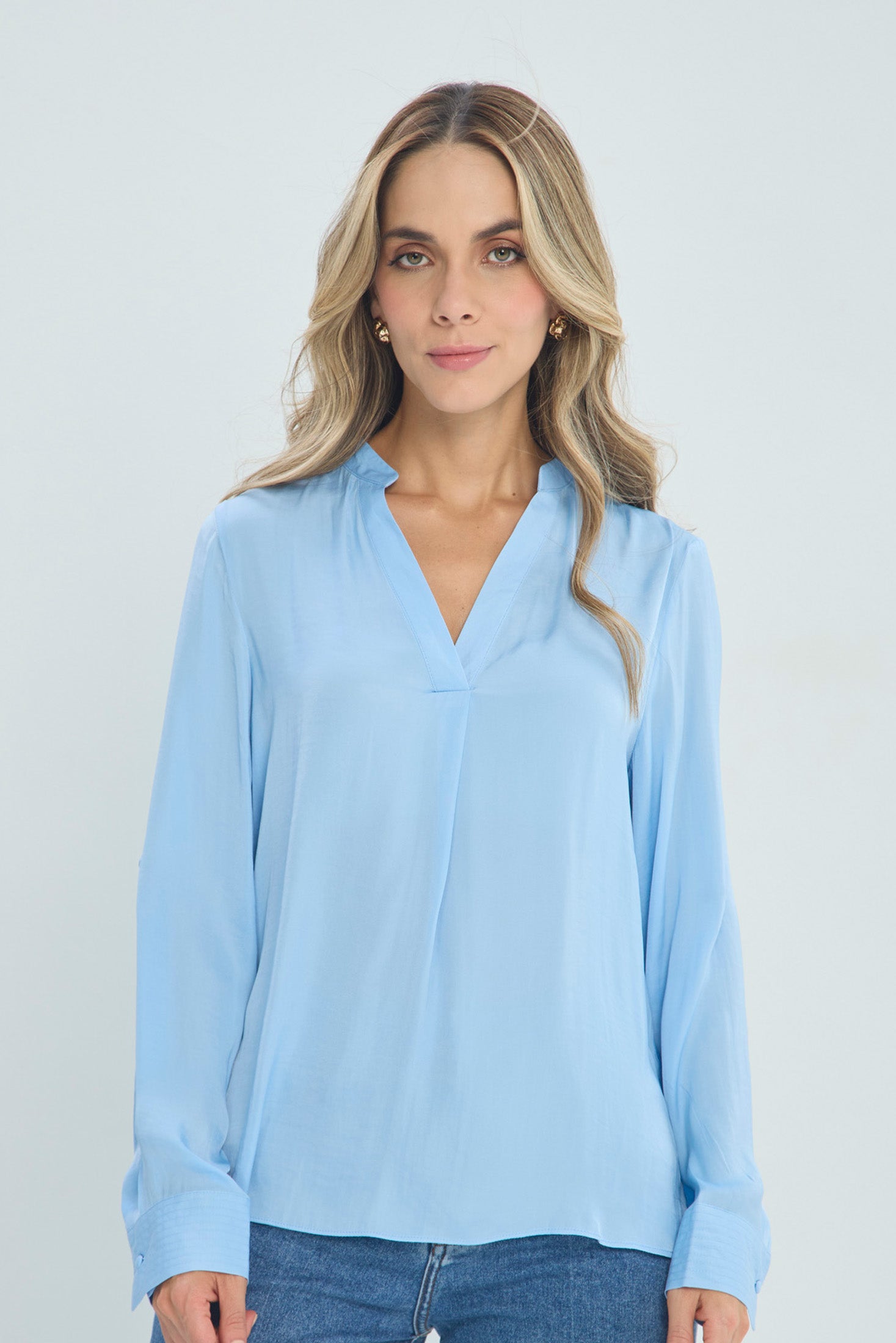 Blusa Satinada con Escote en V - Outlet BYBLA Colombia