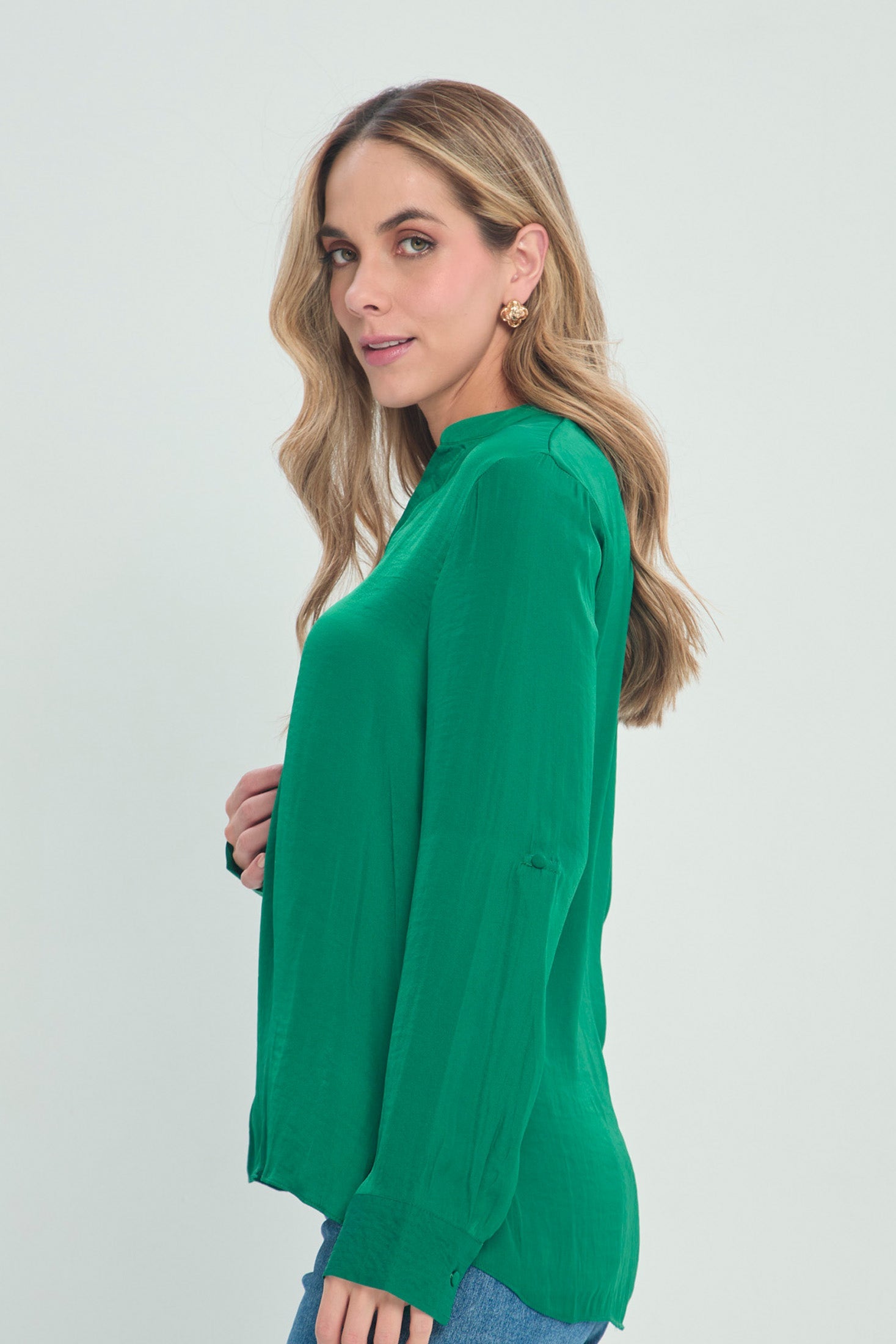 Blusa Satinada con Escote en V vista 2 - Outlet BYBLA Colombia - VERDES