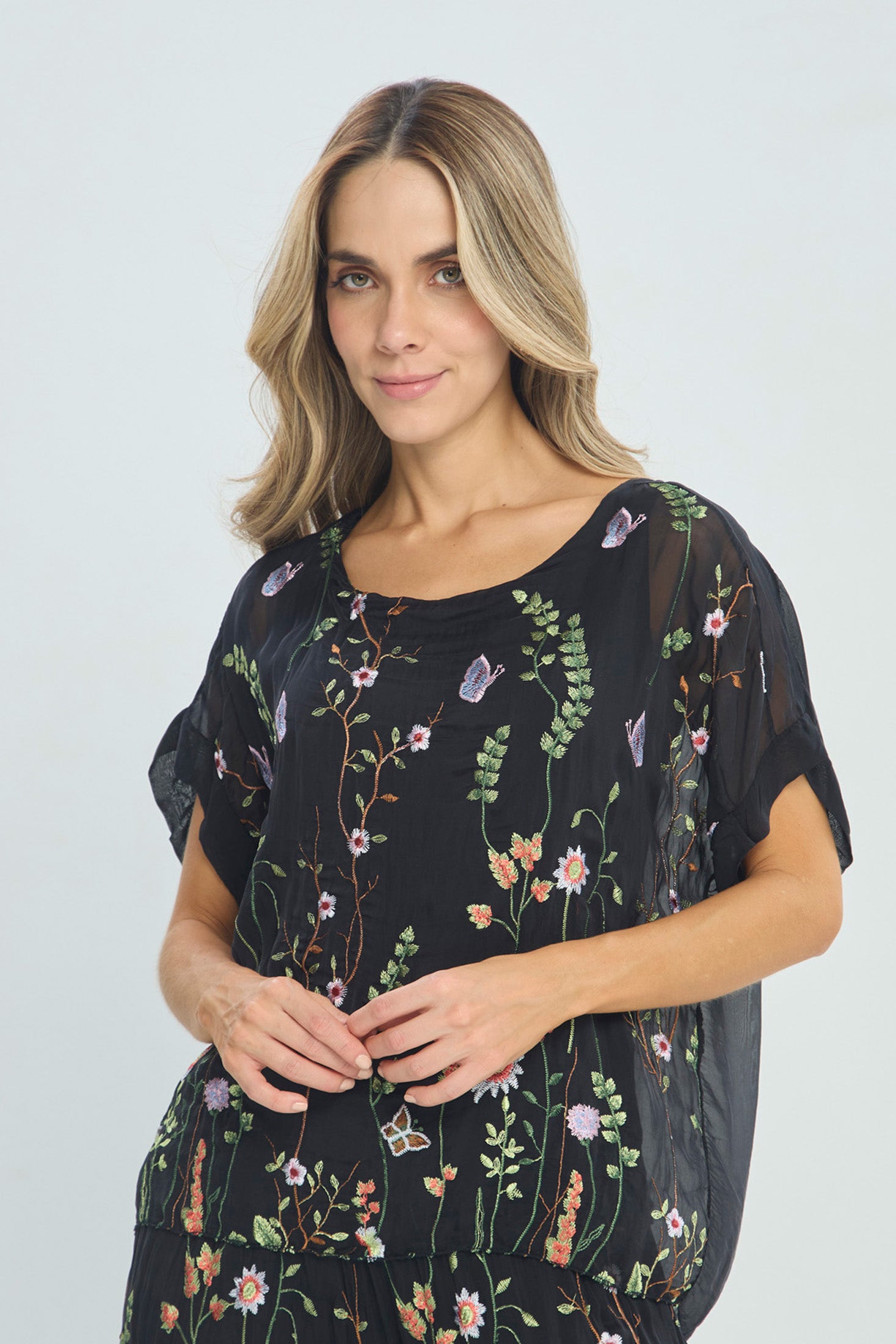 Blusa Seda Bordado Floral Mariposas - Outlet BYBLA Colombia
