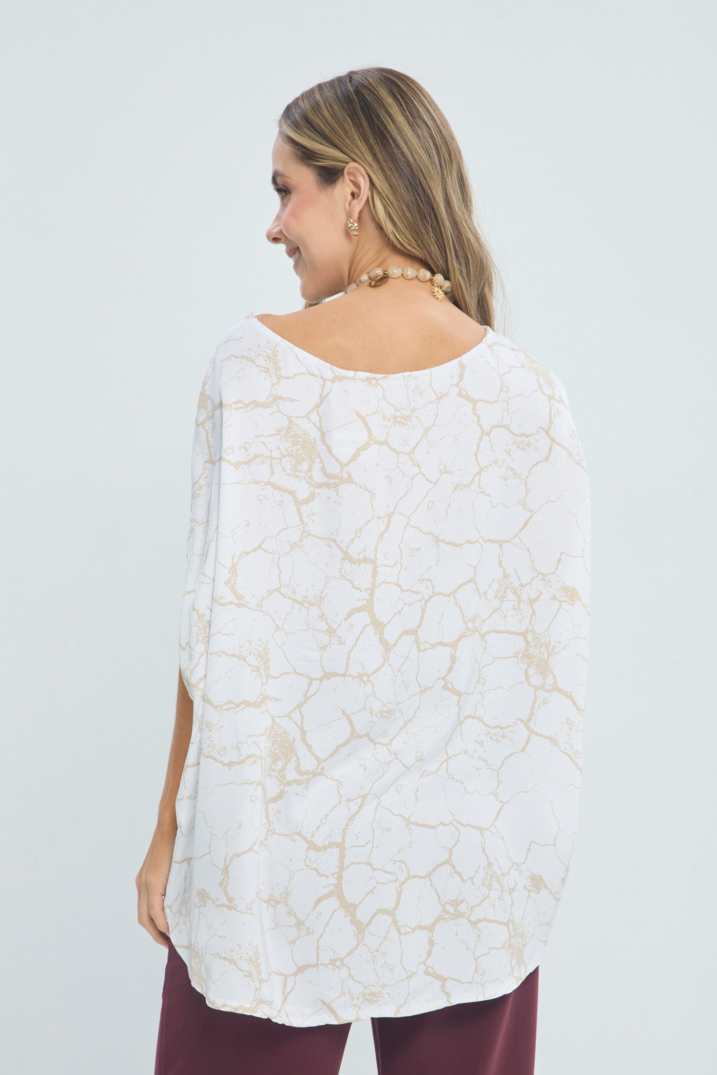 Blusa Seda Estampado Mármol vista 3 - Outlet BYBLA Colombia - BLANCOS