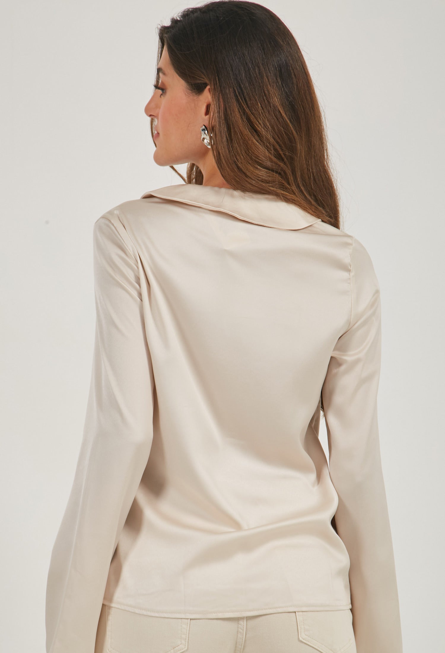 Camisa Satén Moños vista 3 - Outlet BYBLA Colombia - BEIGES