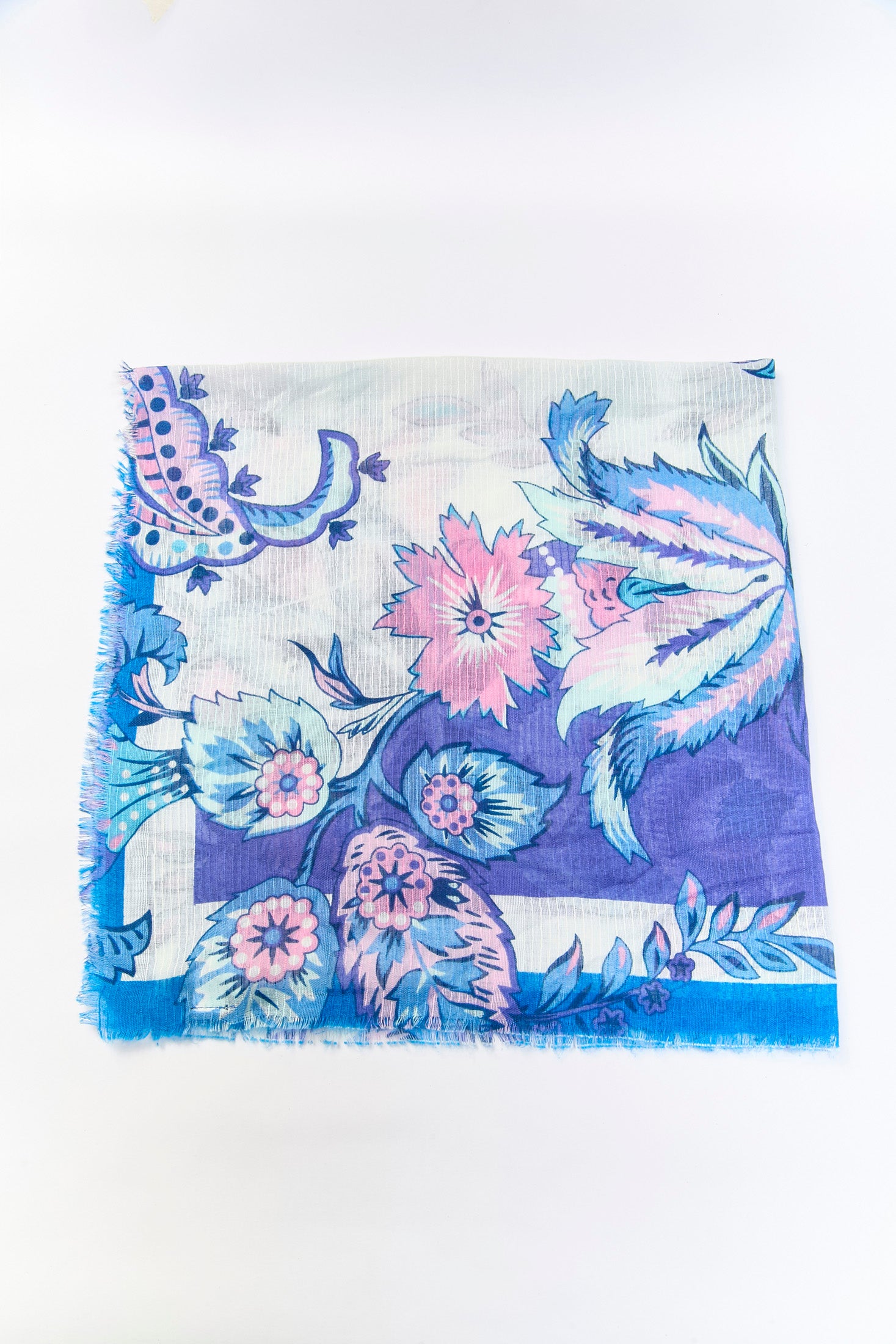 Pañoleta multiuso azul sereno con estampado sutil - vista 3