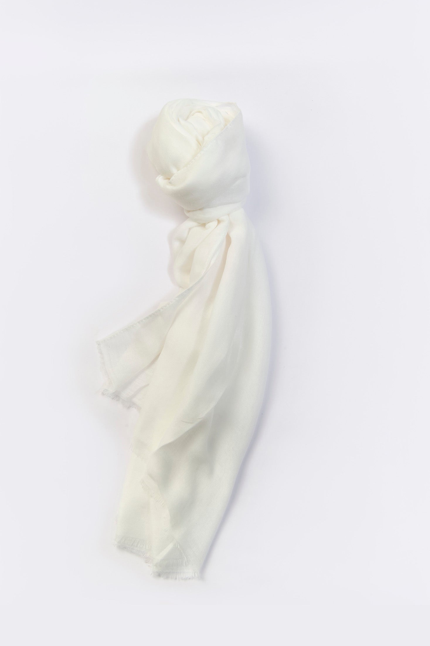 Chalina larga blanca de textura liviana