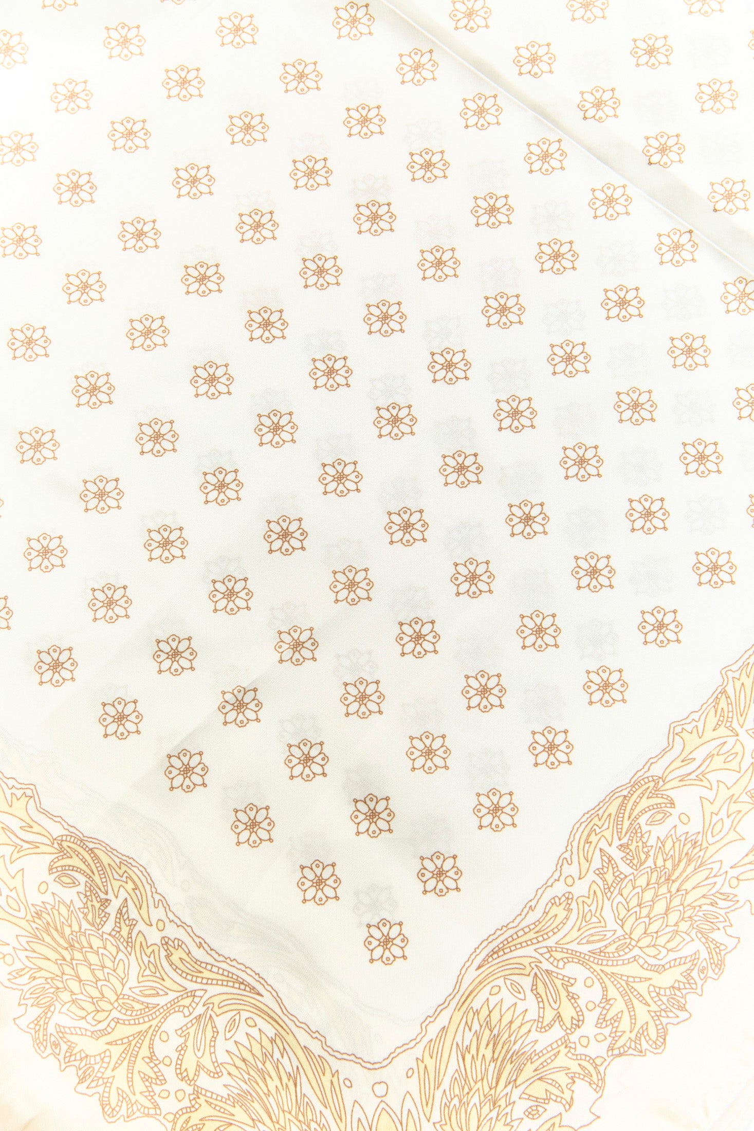 Pañoleta multiuso beige cálida con estampado suave - vista 2