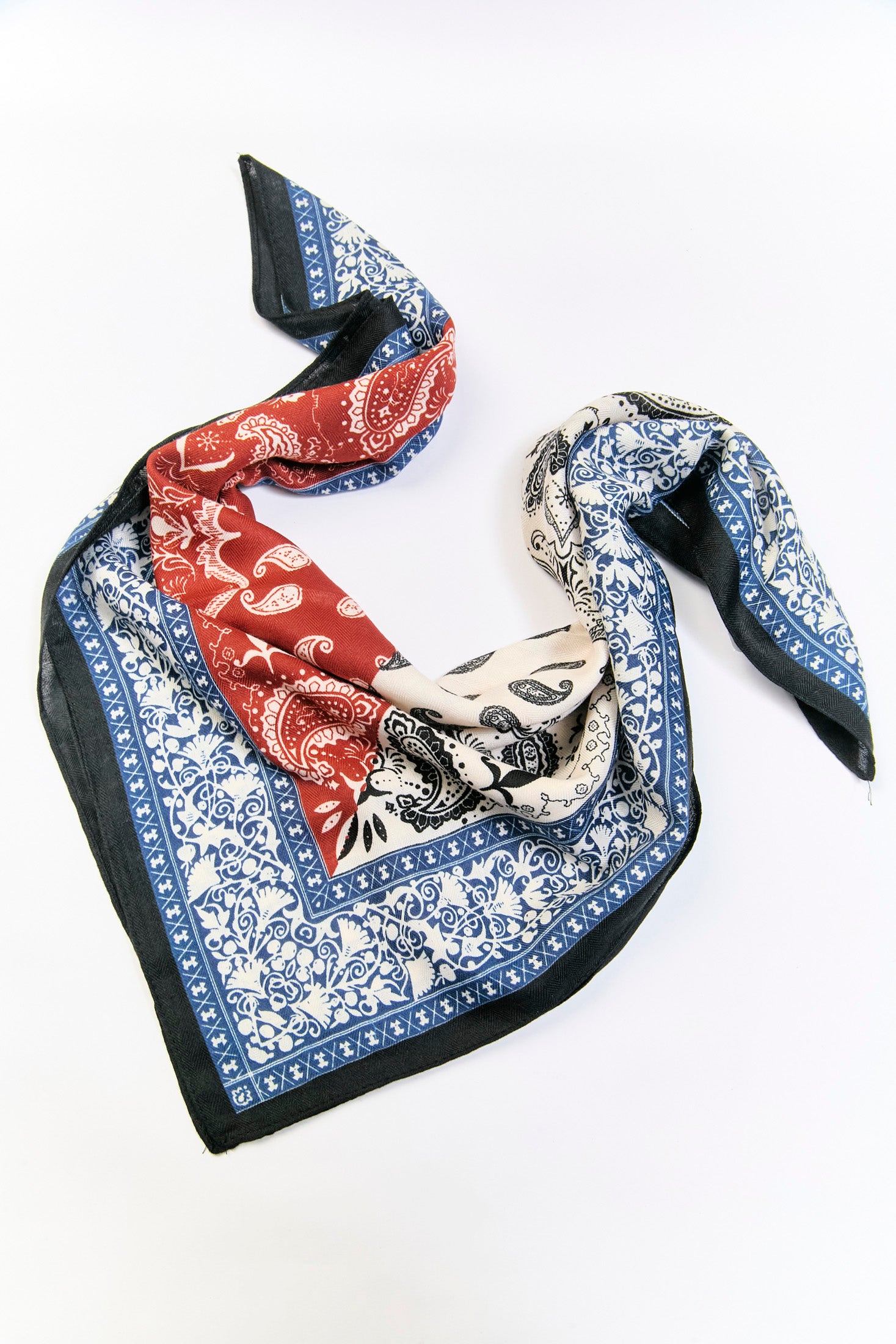 Pañoleta multiuso en viscosa con estampado multicolor