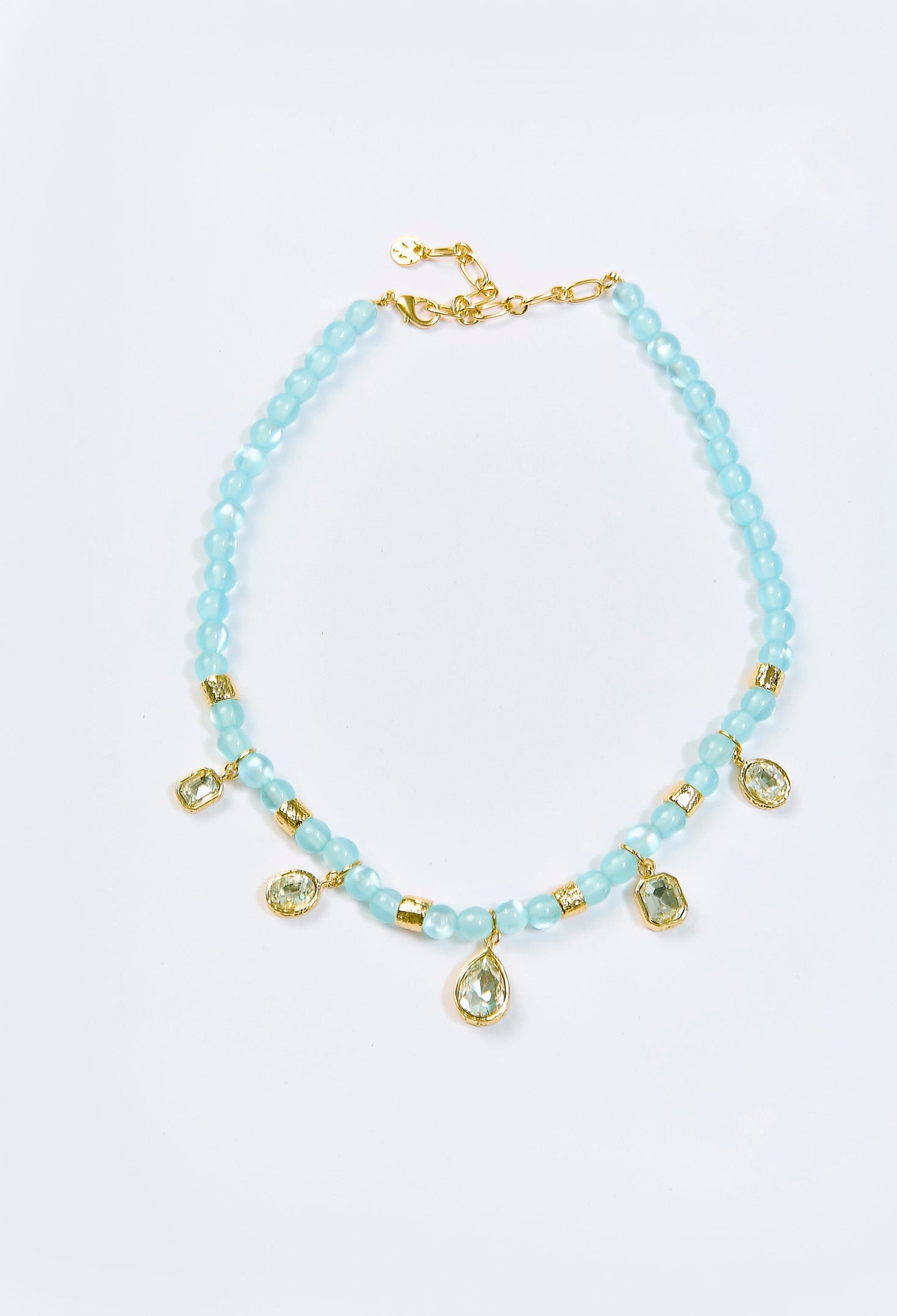 Collar azul con cristal decorativo y multiples dijes