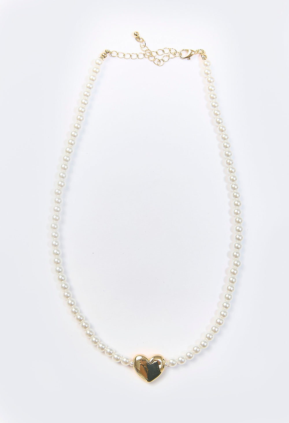 Collar de perla blanca con dije de corazon inflado