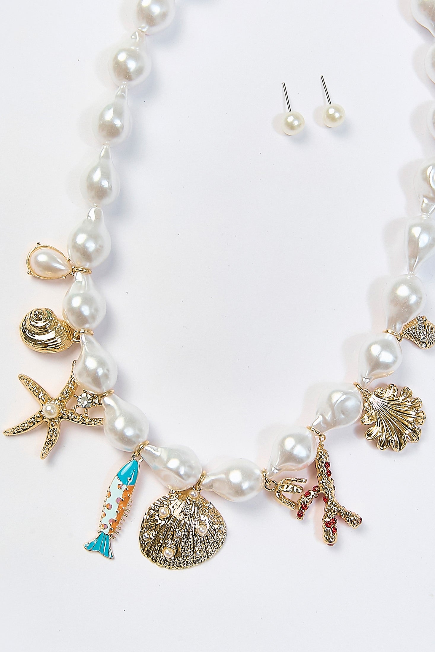 Collar dorado statement con multiples dijes de vida marina y perlas sinteticas - vista 2