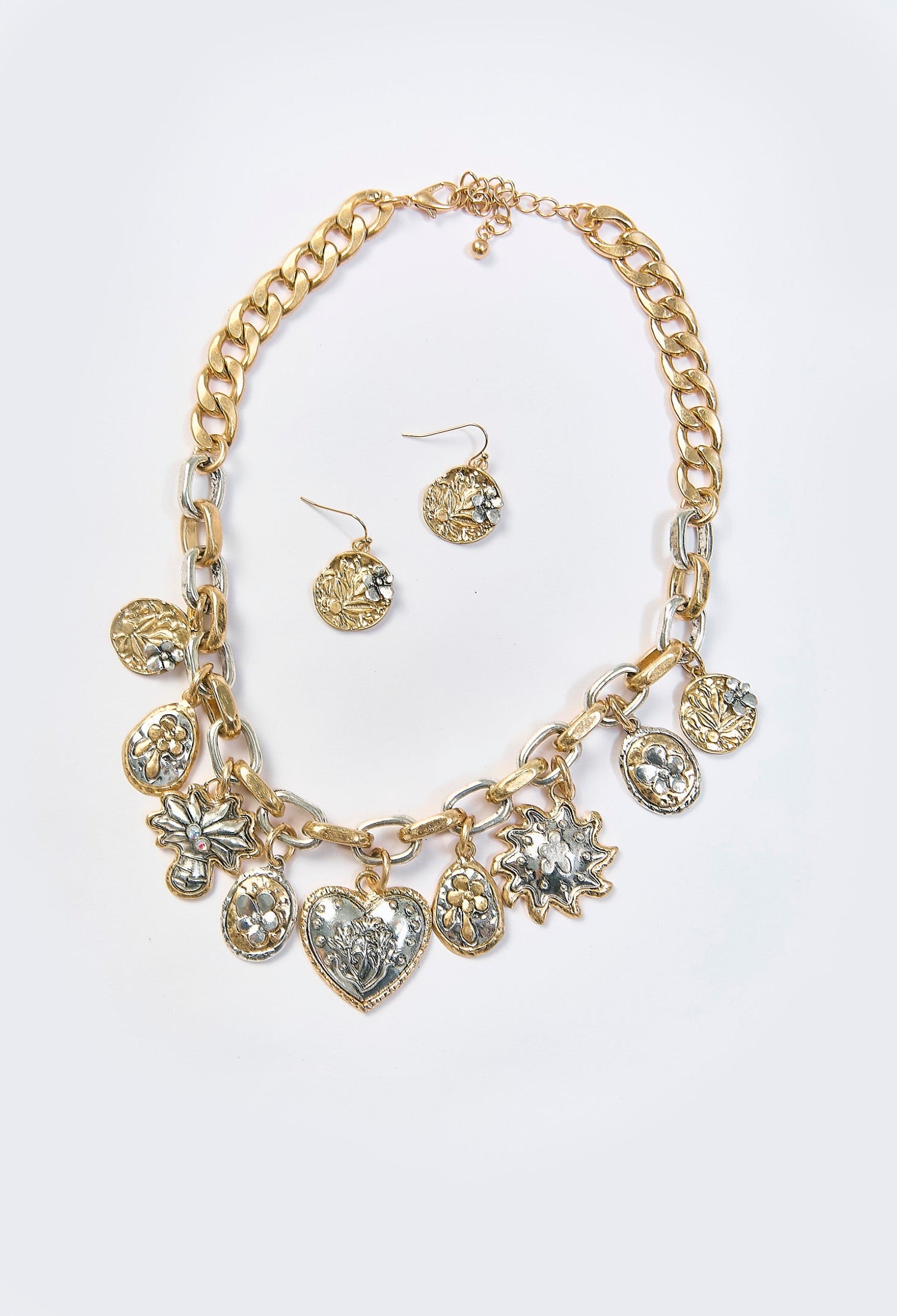Collar con multiples dijes metalicos en dos tonos dorado y plateado