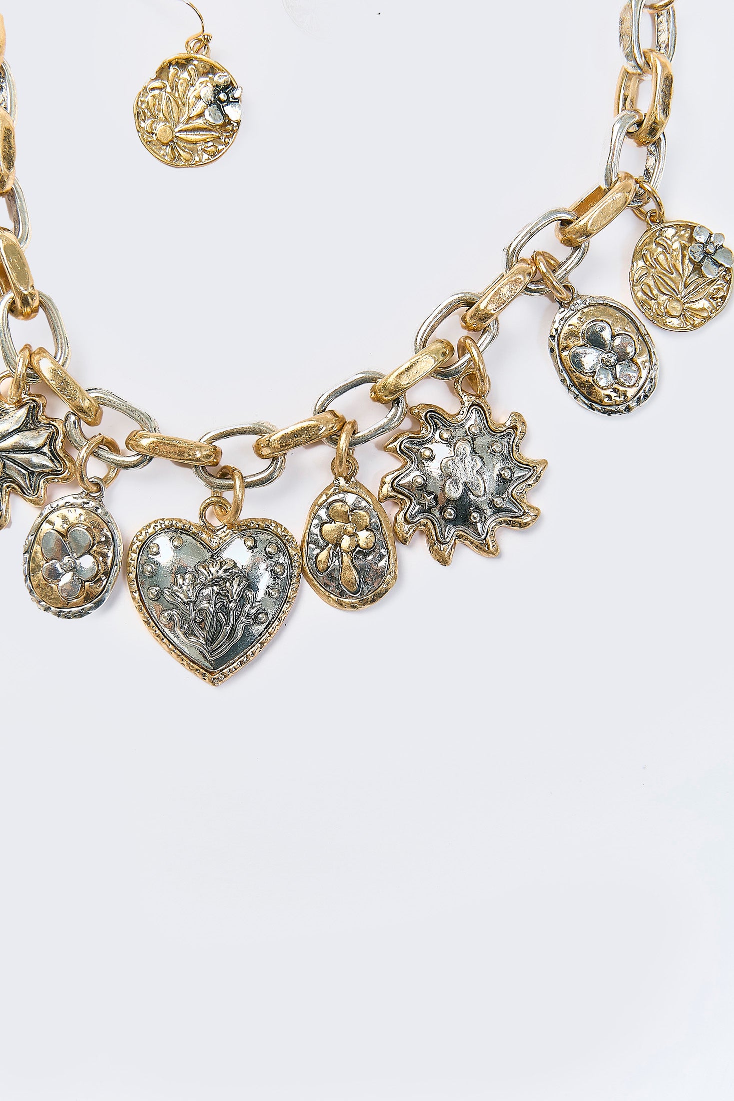 Collar con multiples dijes metalicos en dos tonos dorado y plateado - vista 2