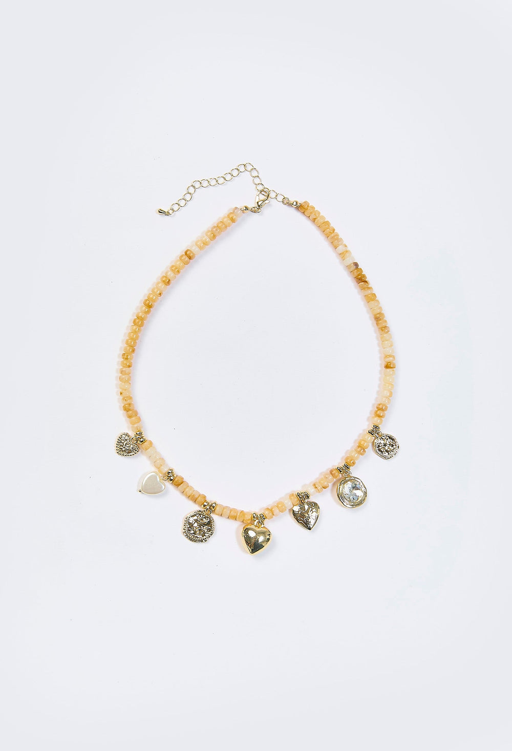 Collar en tono beige con multiples dijes de corazon